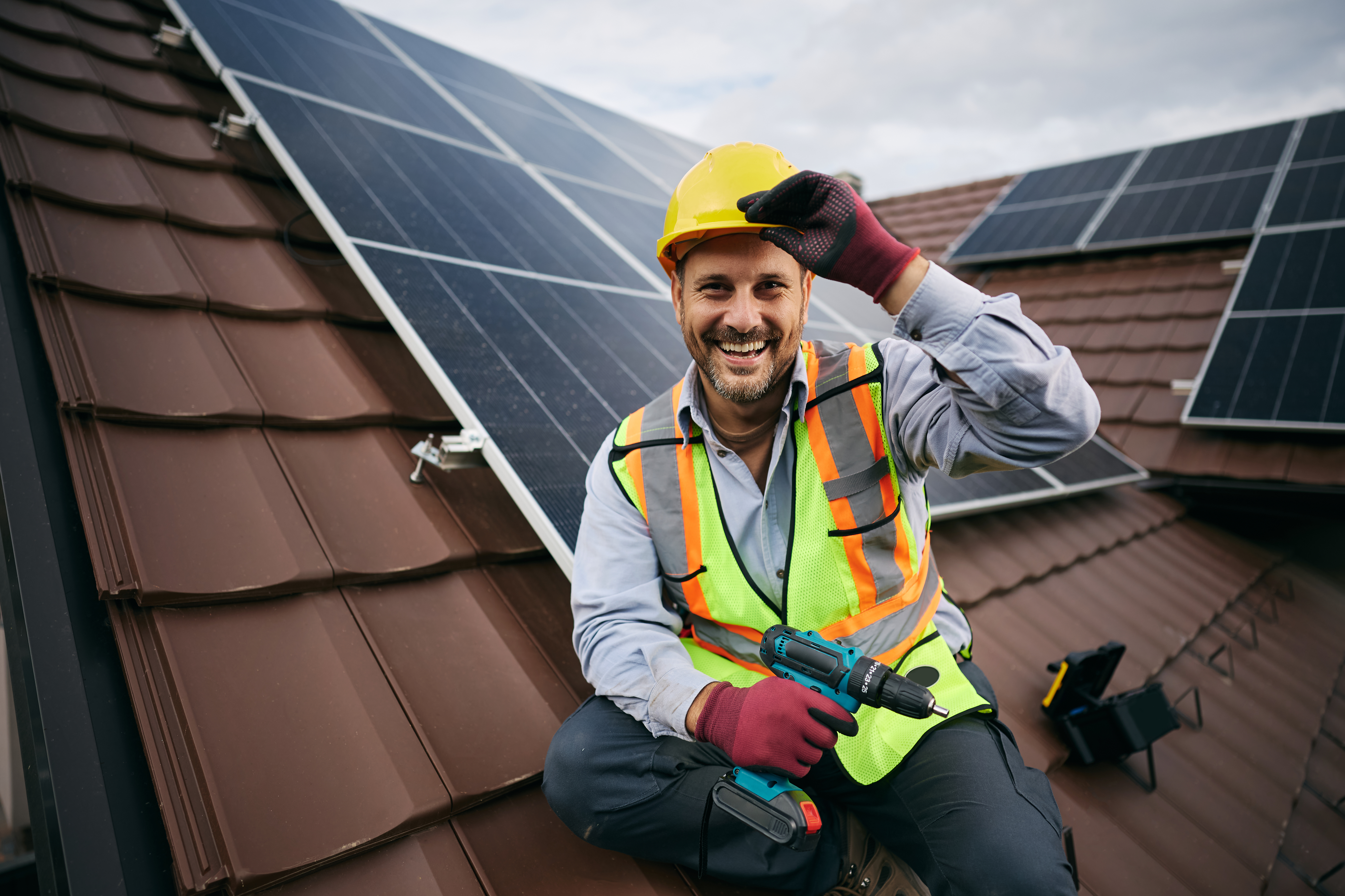 The Importance of Local Expertise in Solar Installations: A Guide to Choosing the Right Installer 2 happy solar panel mounting worker on a rooftop loo bf0e2d0b95db3063095d