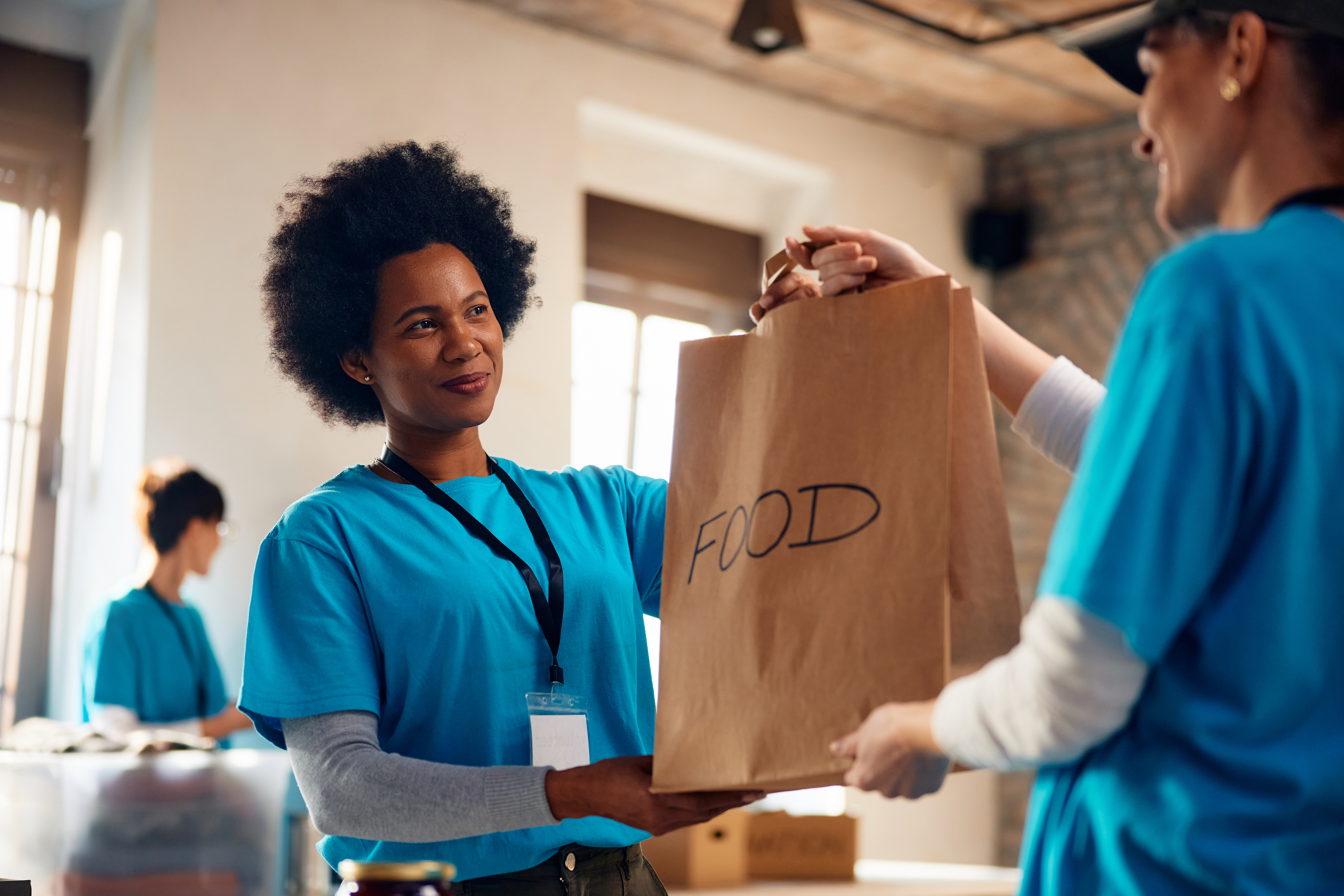happy volunteers cooperating while organizing food 80fcc06756240c253da4