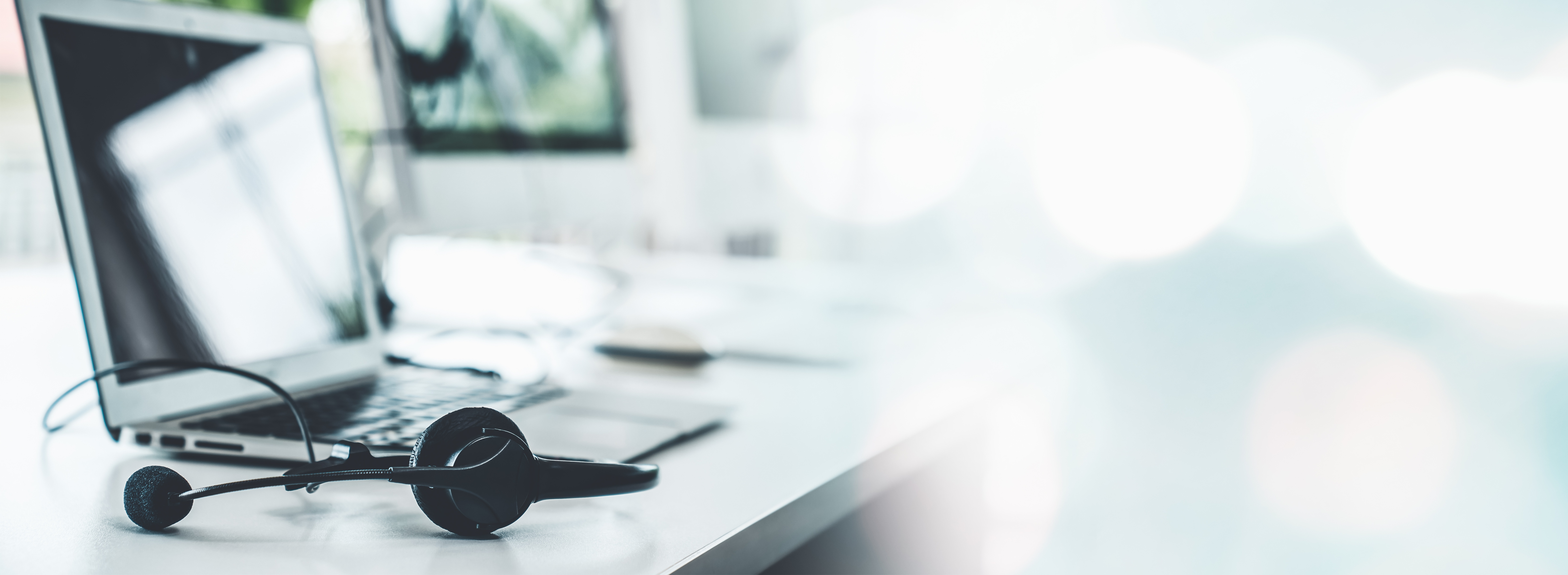 headset and customer support equipment at call cen e8413186c64c1442b010