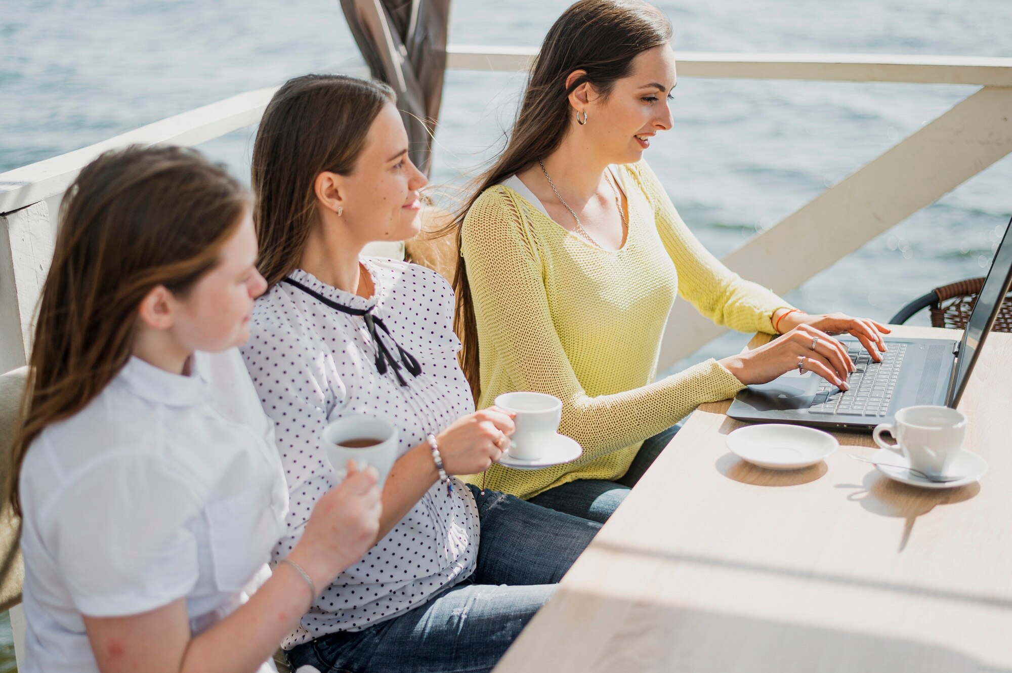 Click. Sign. Sail: How Digital Contracts Make Yacht Booking a Breeze