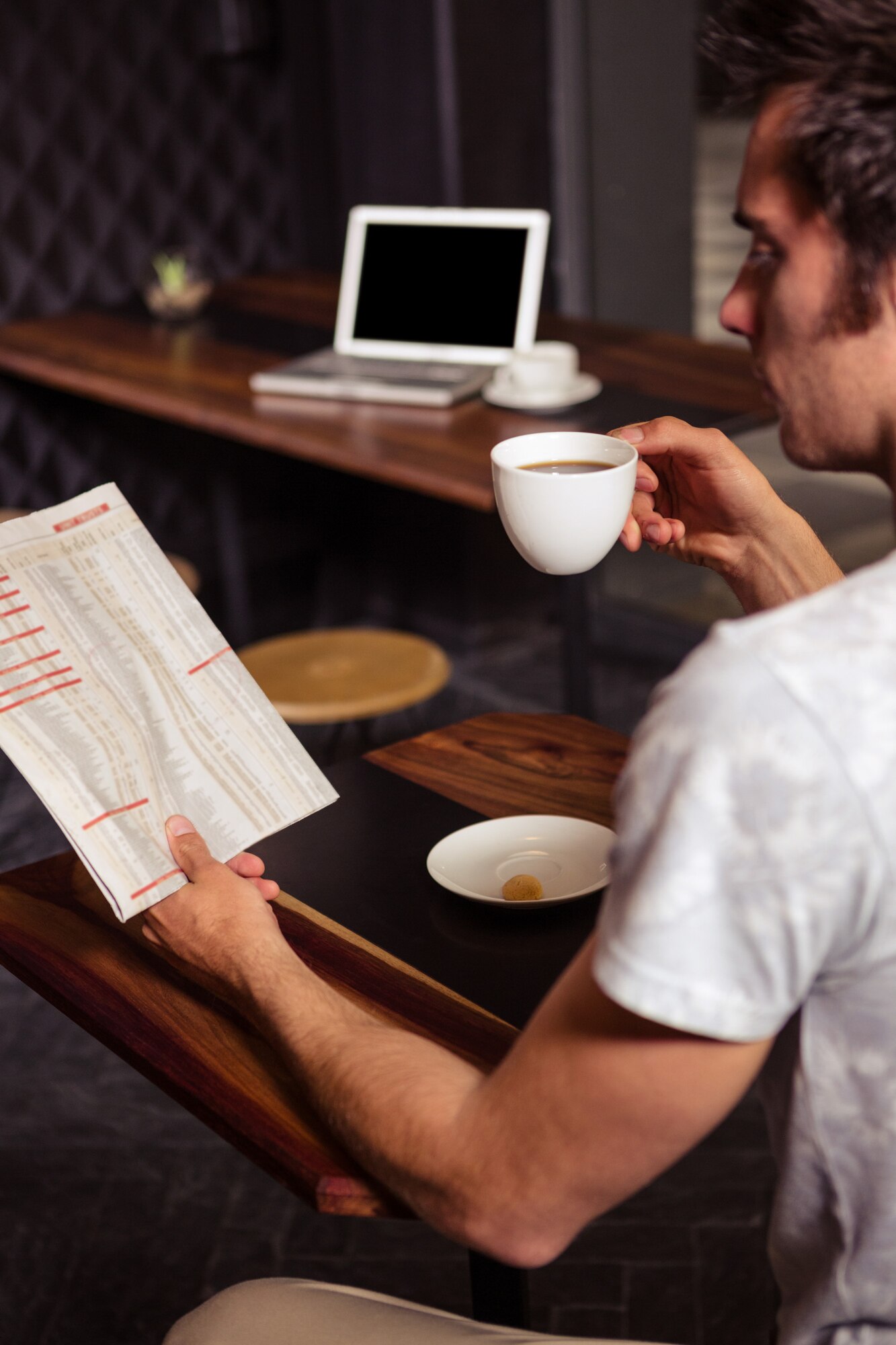 Gastos que pasan desapercibidos en Airbnb y restaurantes: cómo detectarlos y convertirlos en deducciones inteligentes