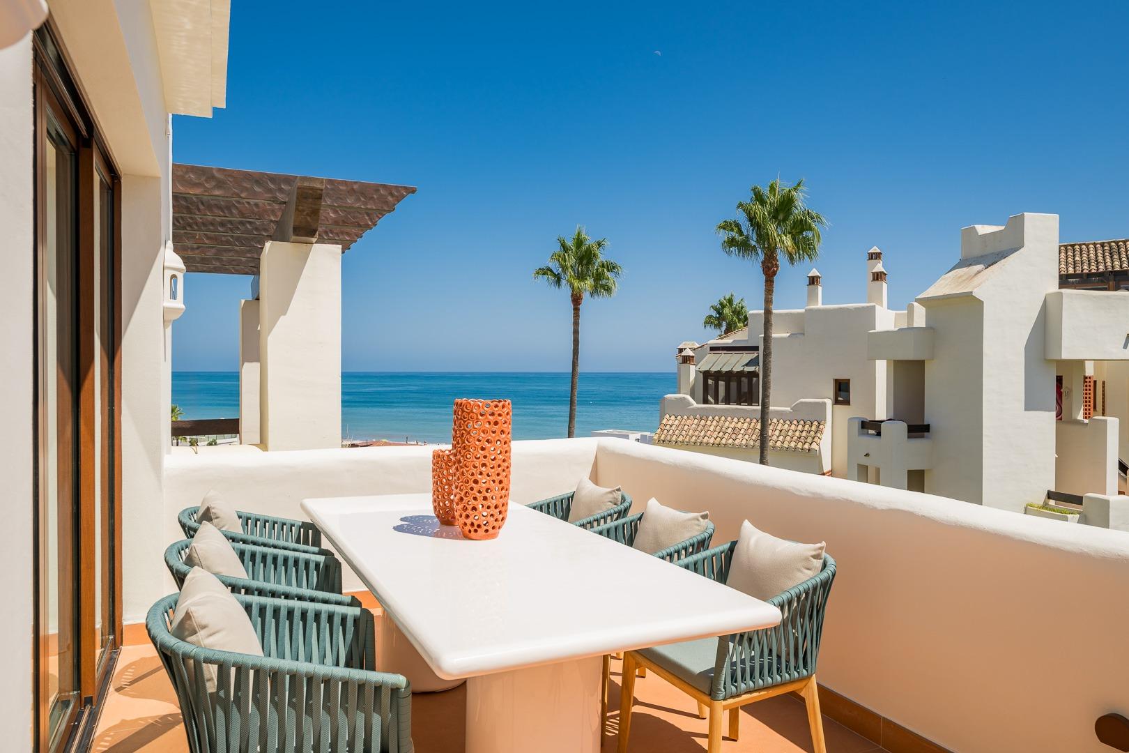 Interior moderno de apartamento con vistas al mar, Estepona