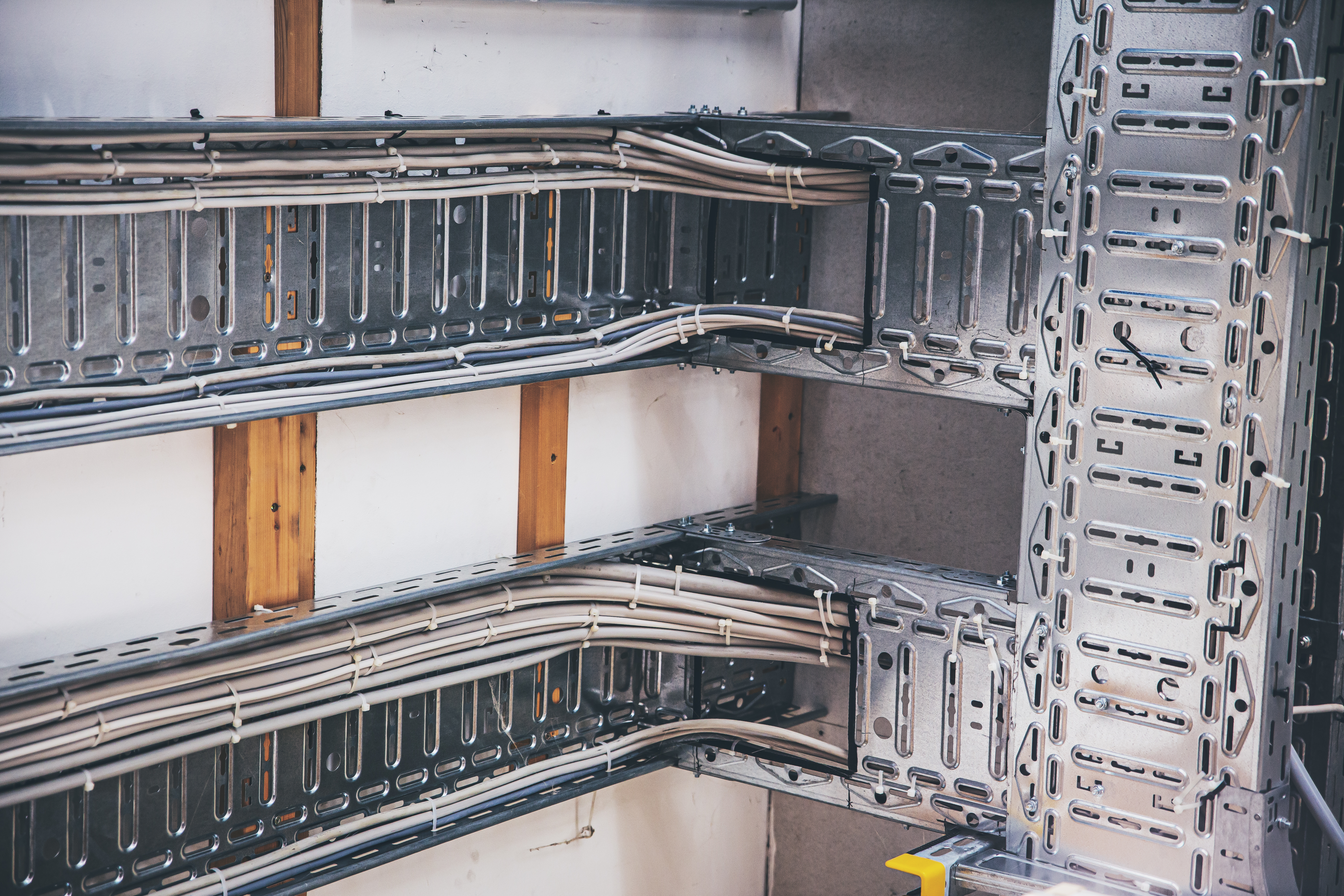 industrially laid cables in an aluminum cable race 6926b589b480b6113366