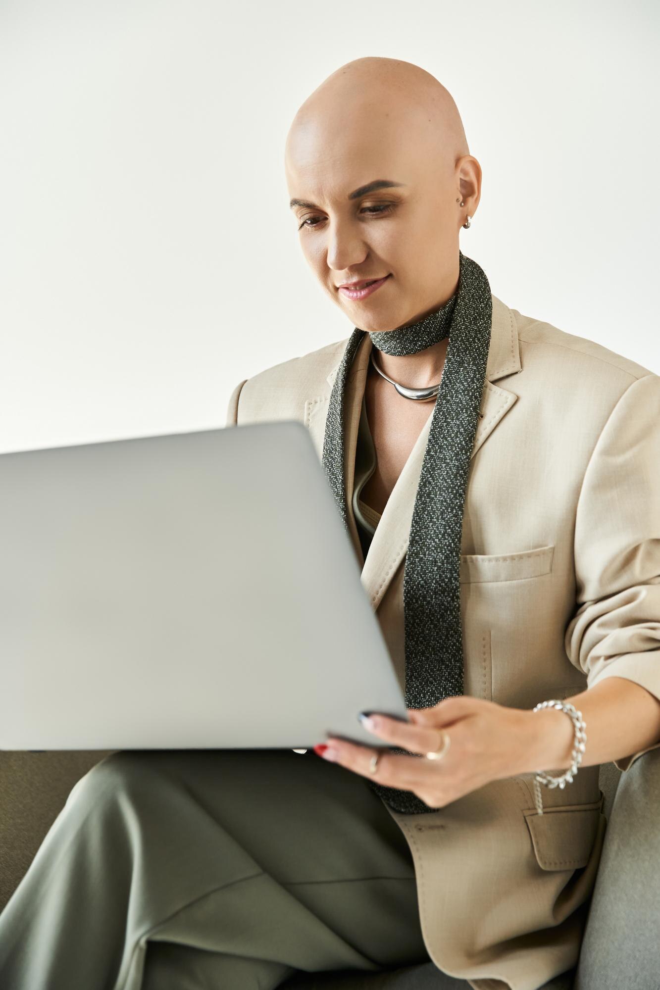 inspiring young woman with alopecia elegantly enga fb599e77d4c42db571cd