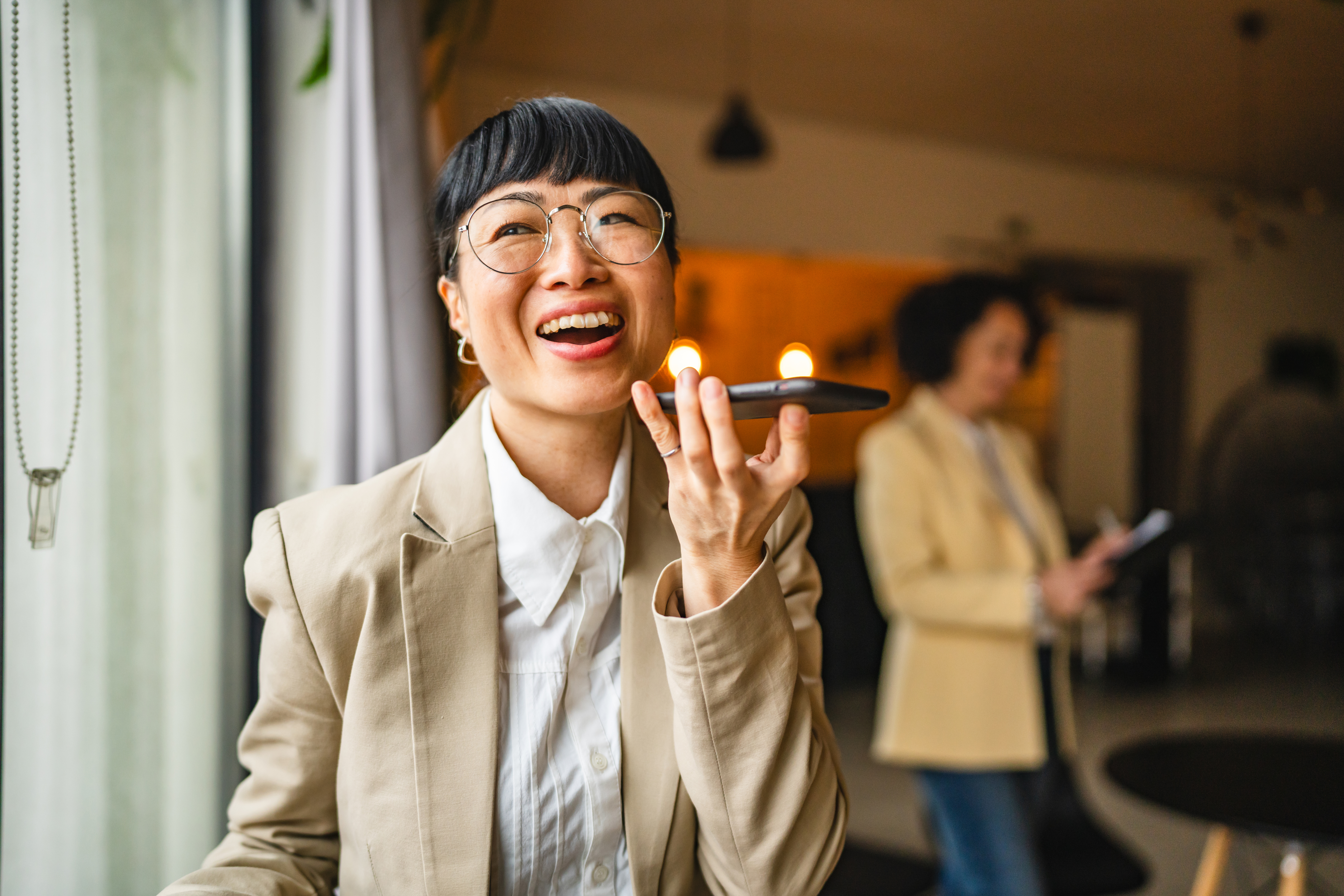 japanese businesswoman use mobile phone for sent v 3155ec3d7b1e56581644