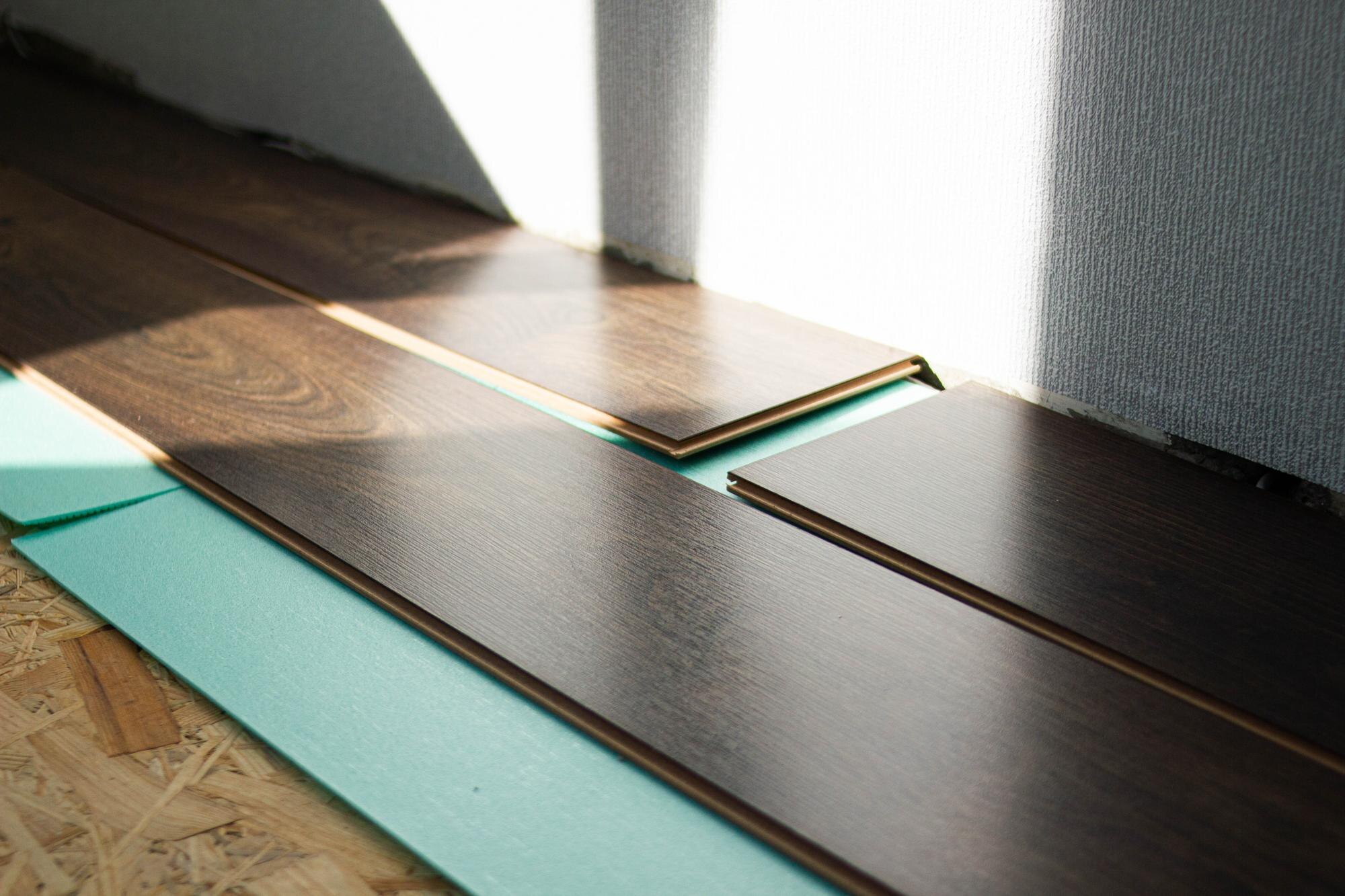Laminate laying brown glossy laminate on the floor 9f8fa53282b1c182c911
