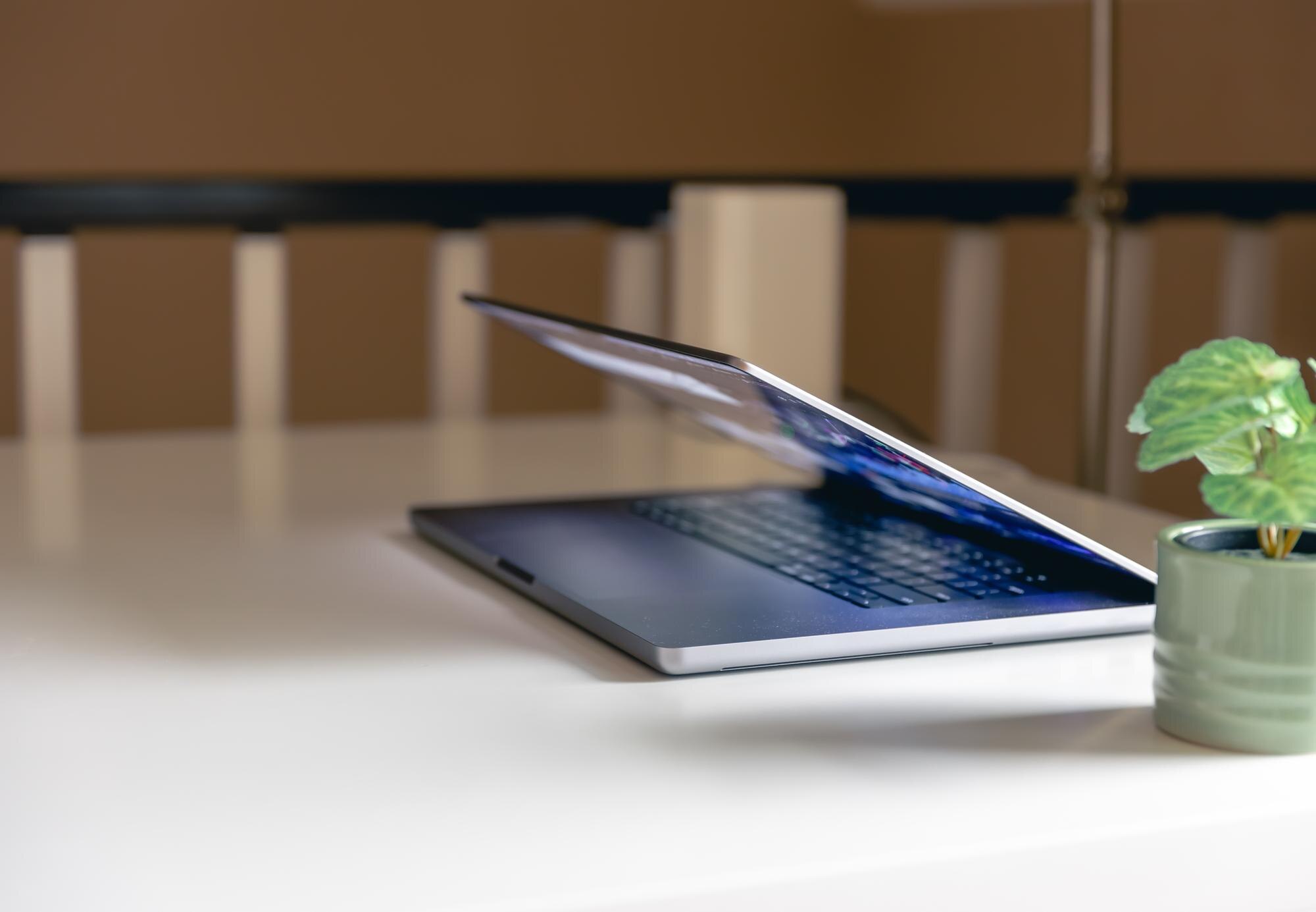 laptop on the desktop on a blurred background d1427c510af9c6010333