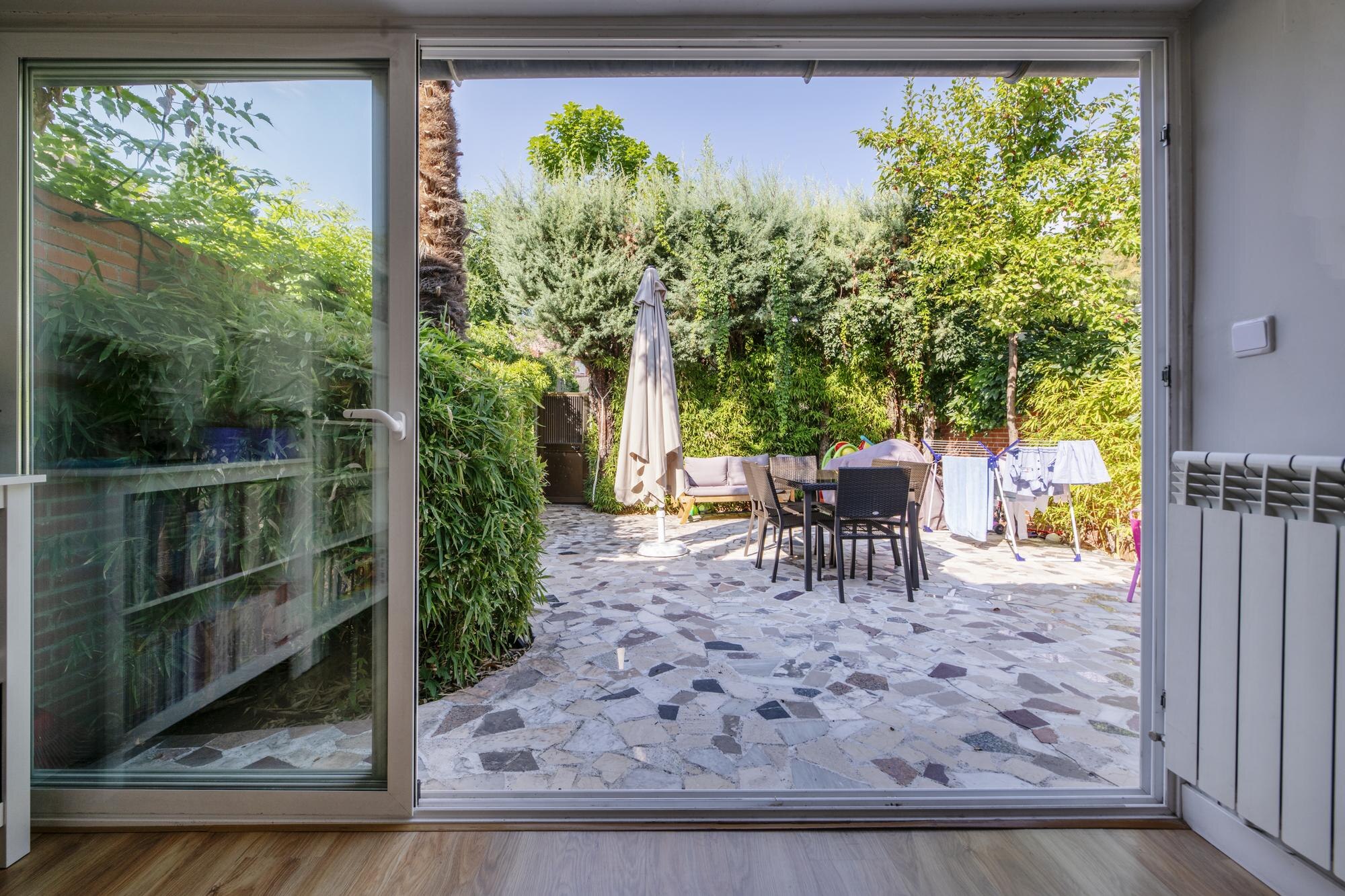 alt="Hardscape Trends flagstone backyard San diego"