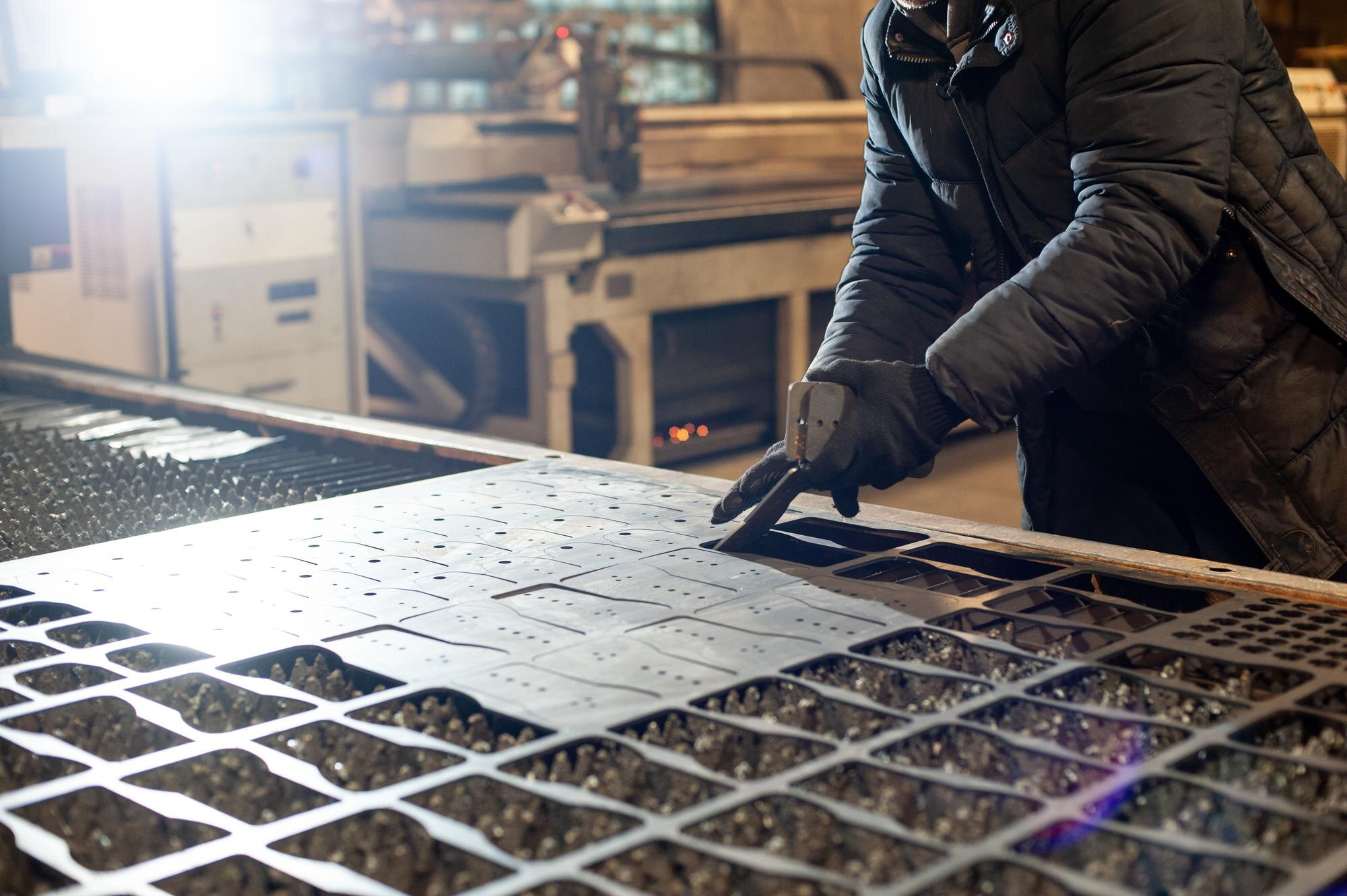 CNC Laser Cutting vs Waterjet Cutting for Plastics: Which Is Best for Your Job? 1 laser cutting of metal on a lathe with the program 5fdedbbea17a2357e132
