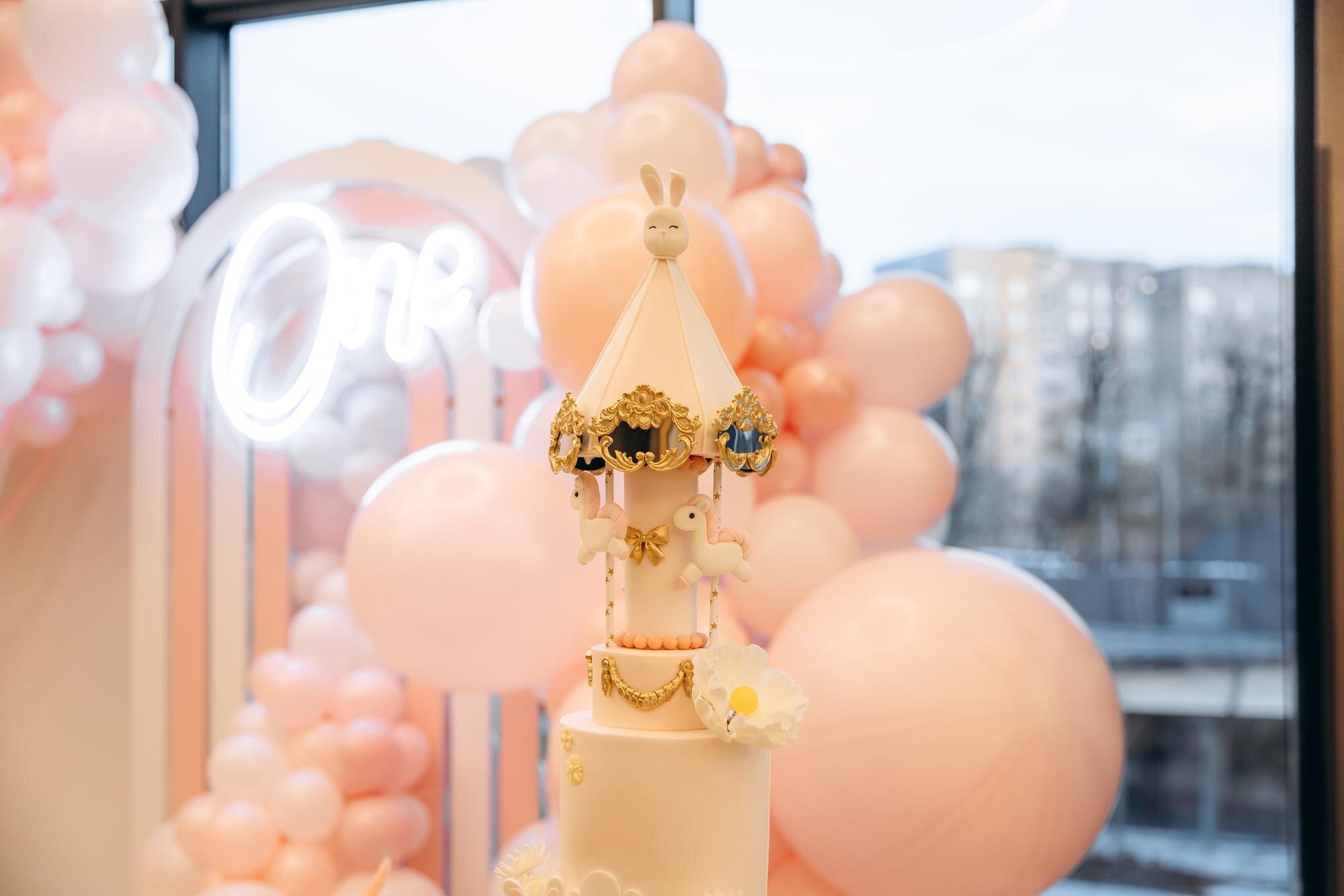 Zona de foto con globos y flores en tonos pastel