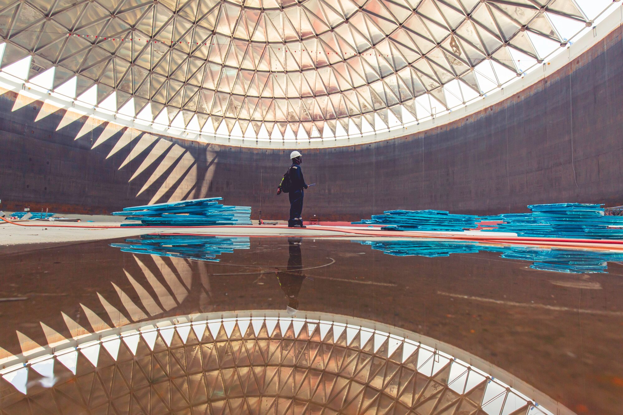 male worker file record visual inspection tank int ef55f84ed029fb5d0041