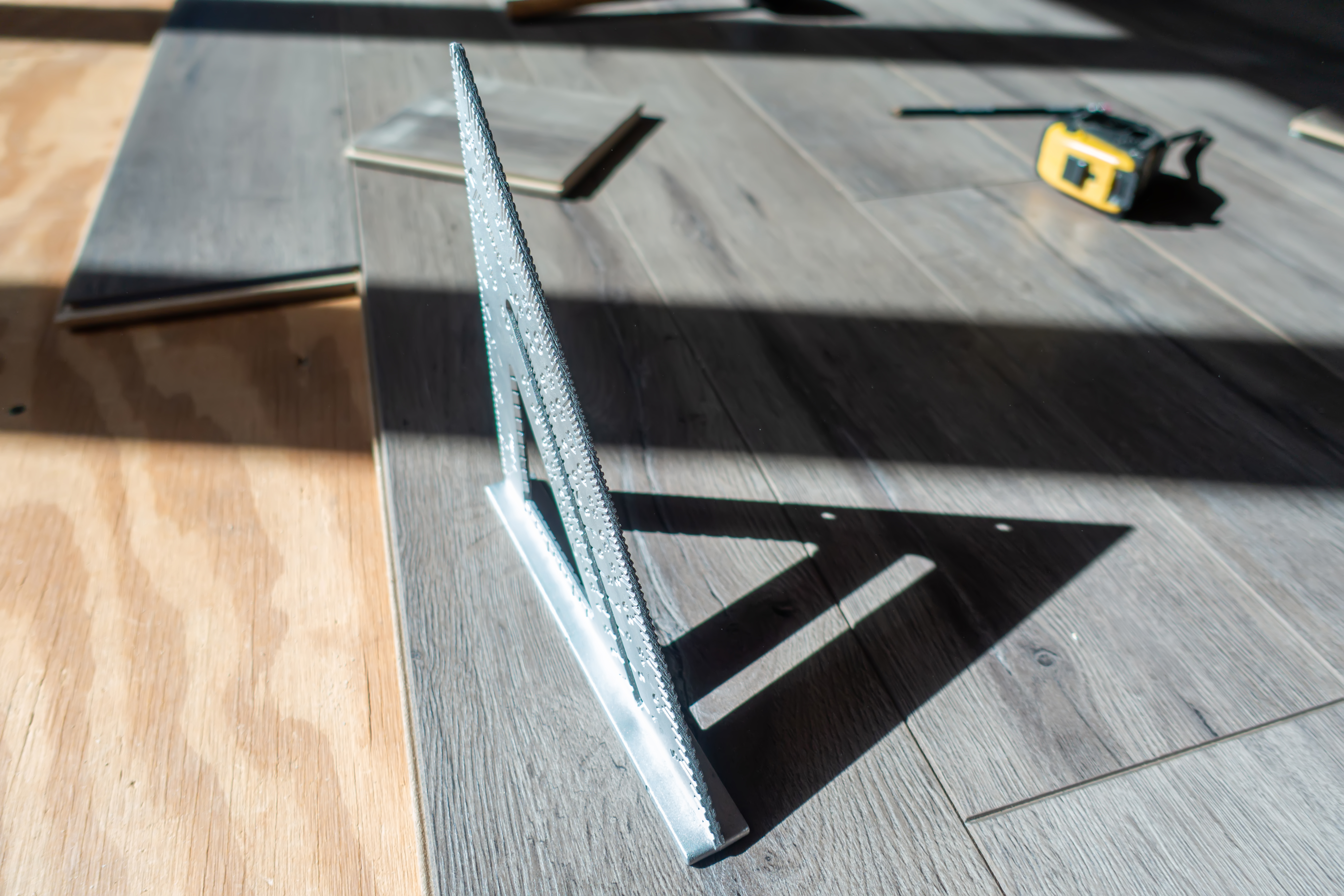 Man installing engineered laminate wood floring in 2a4926ad587e702293e9