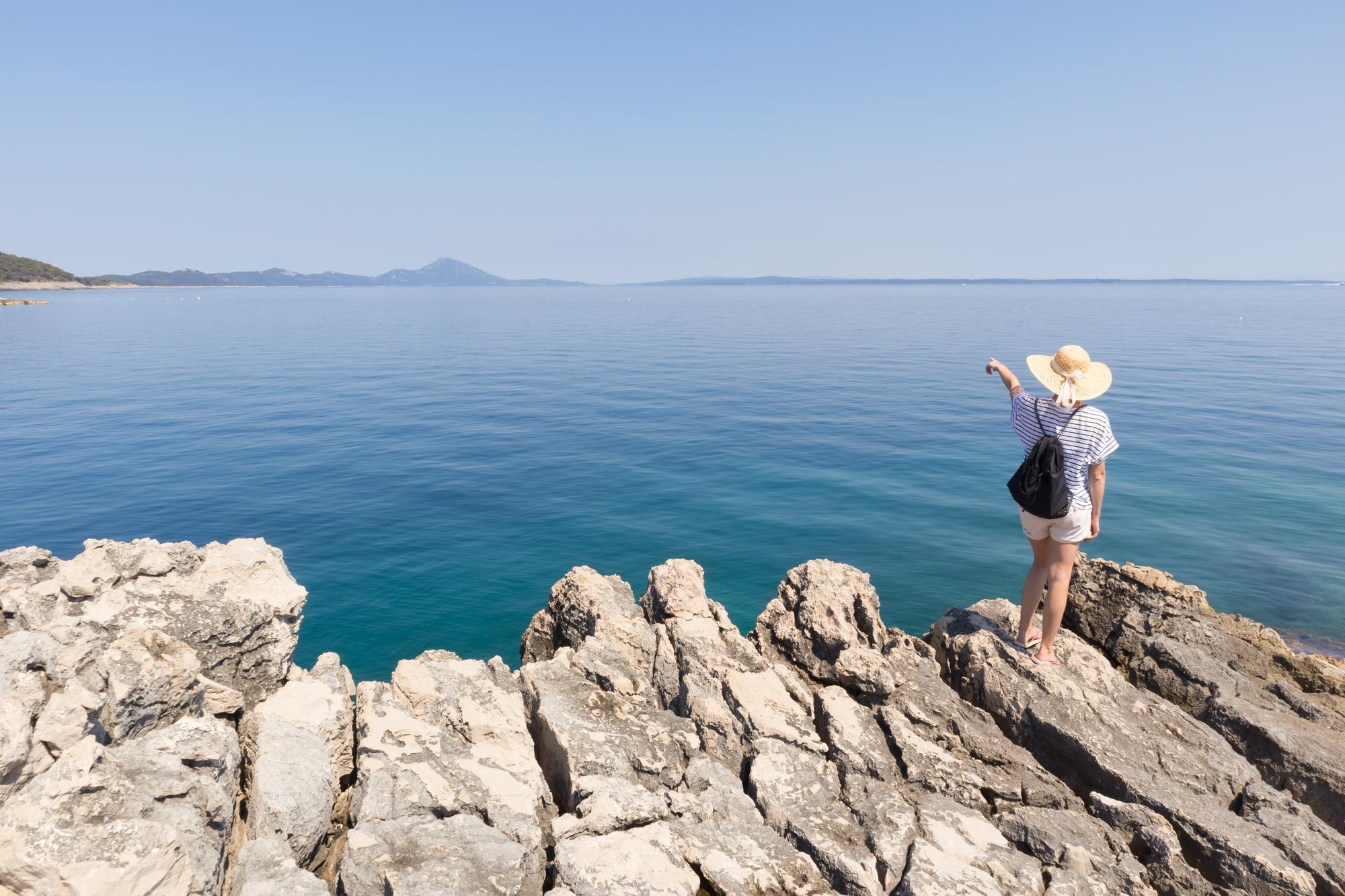 man looking at sea against sky c5d8105adc13446020e0 BTOURS