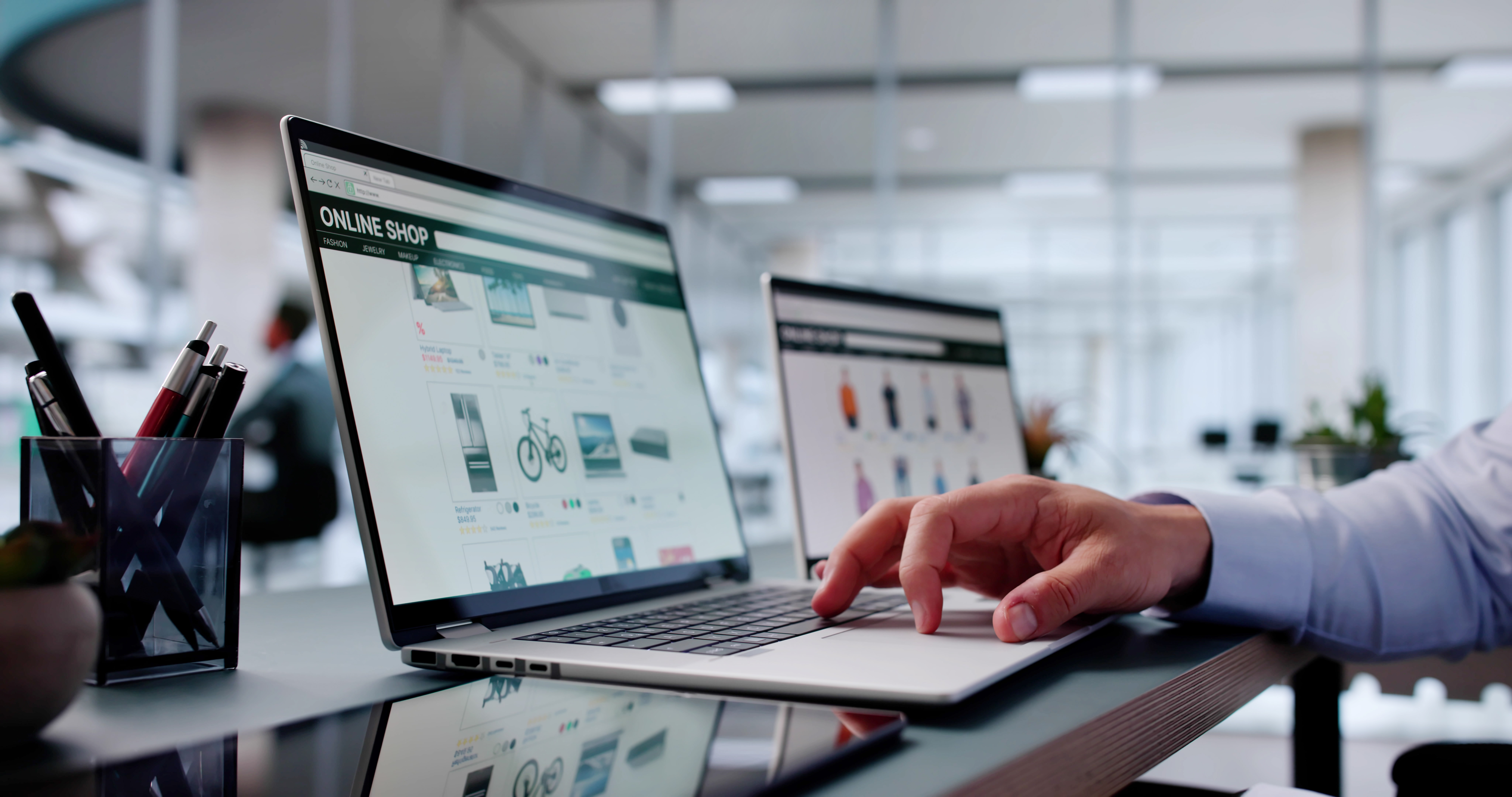 man using online ecommerce shop ec152133964fe3c92318