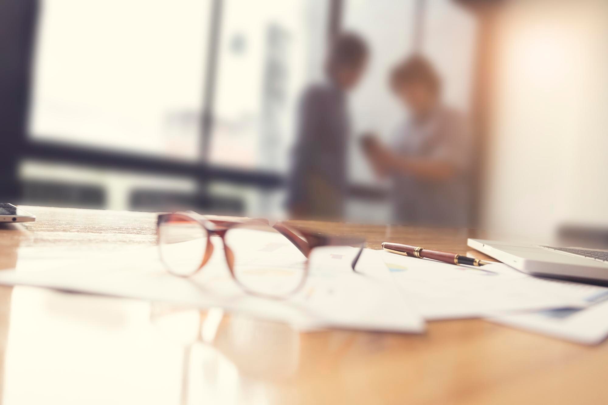 Cierre fiscal sin estrés: 10 pasos para proteger tu Airbnb o restaurante y aumentar tus beneficios