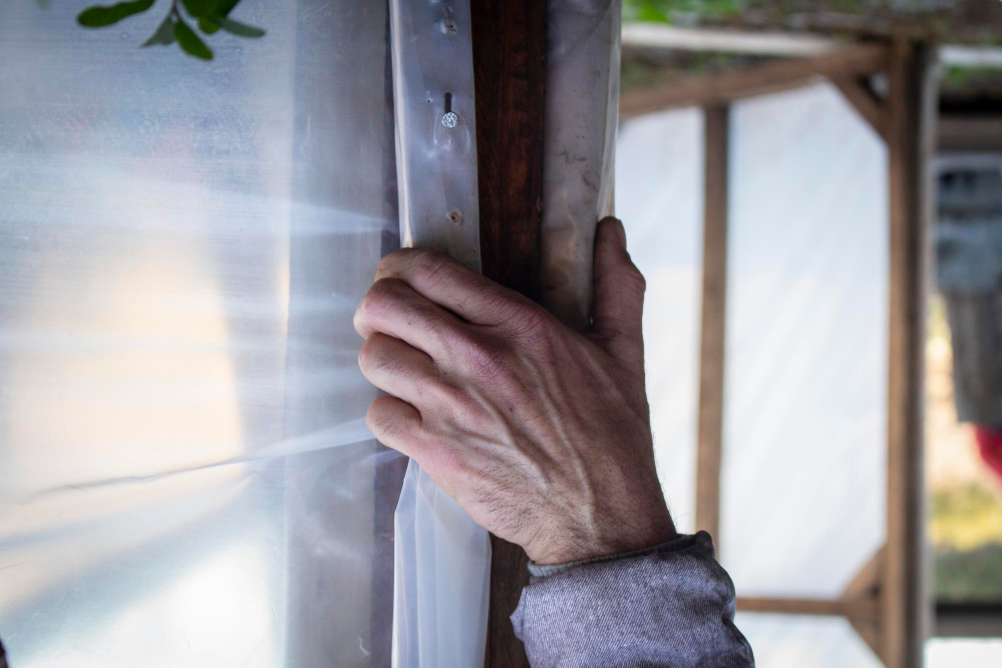 The hidden costs of low-quality plastic sheets in construction and DIY 1 mano en invernadero 8264b9b61db3e43176ed