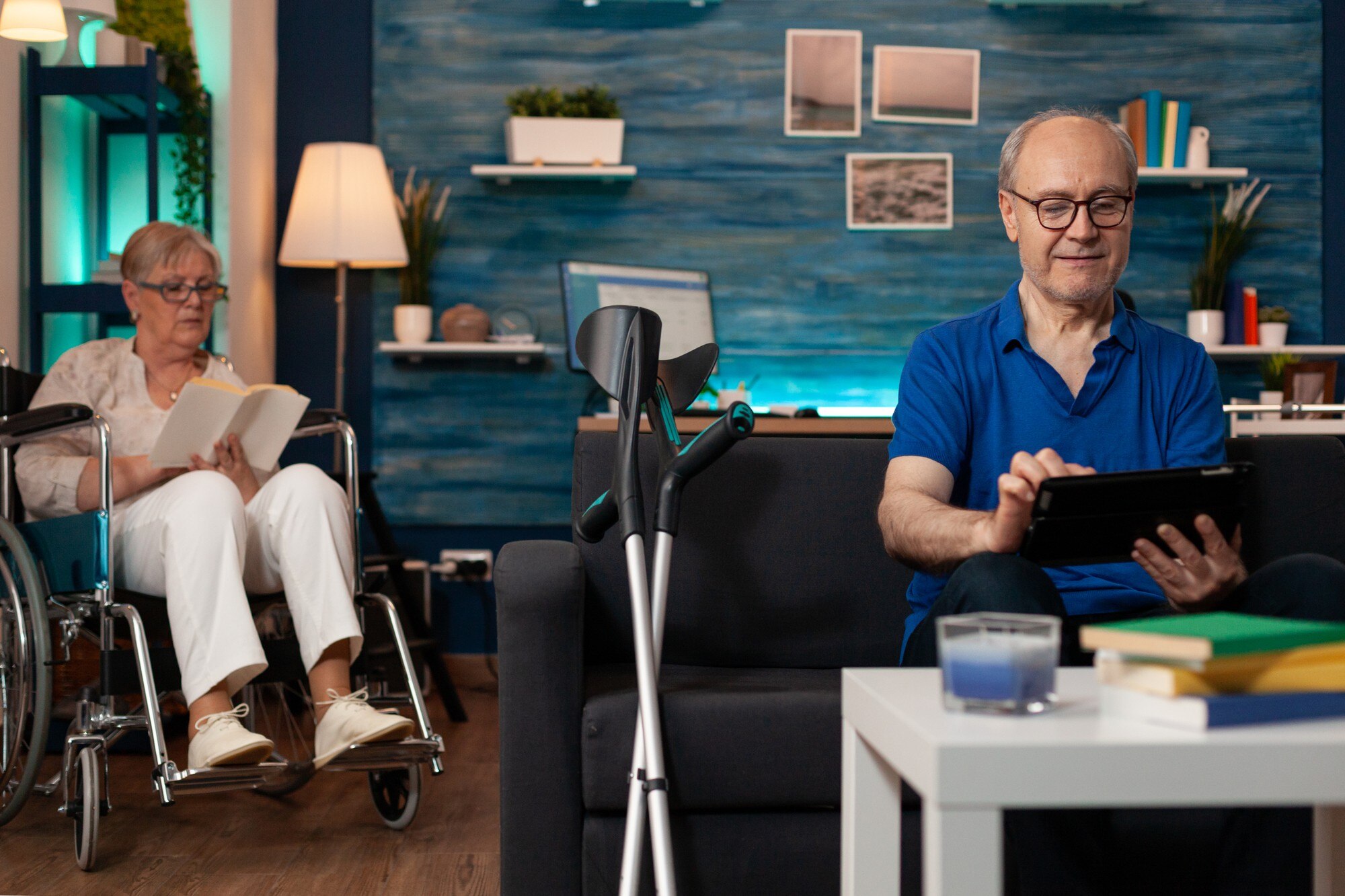 married old couple enjoying retirement in living r 8aa9052dde89e37d9542