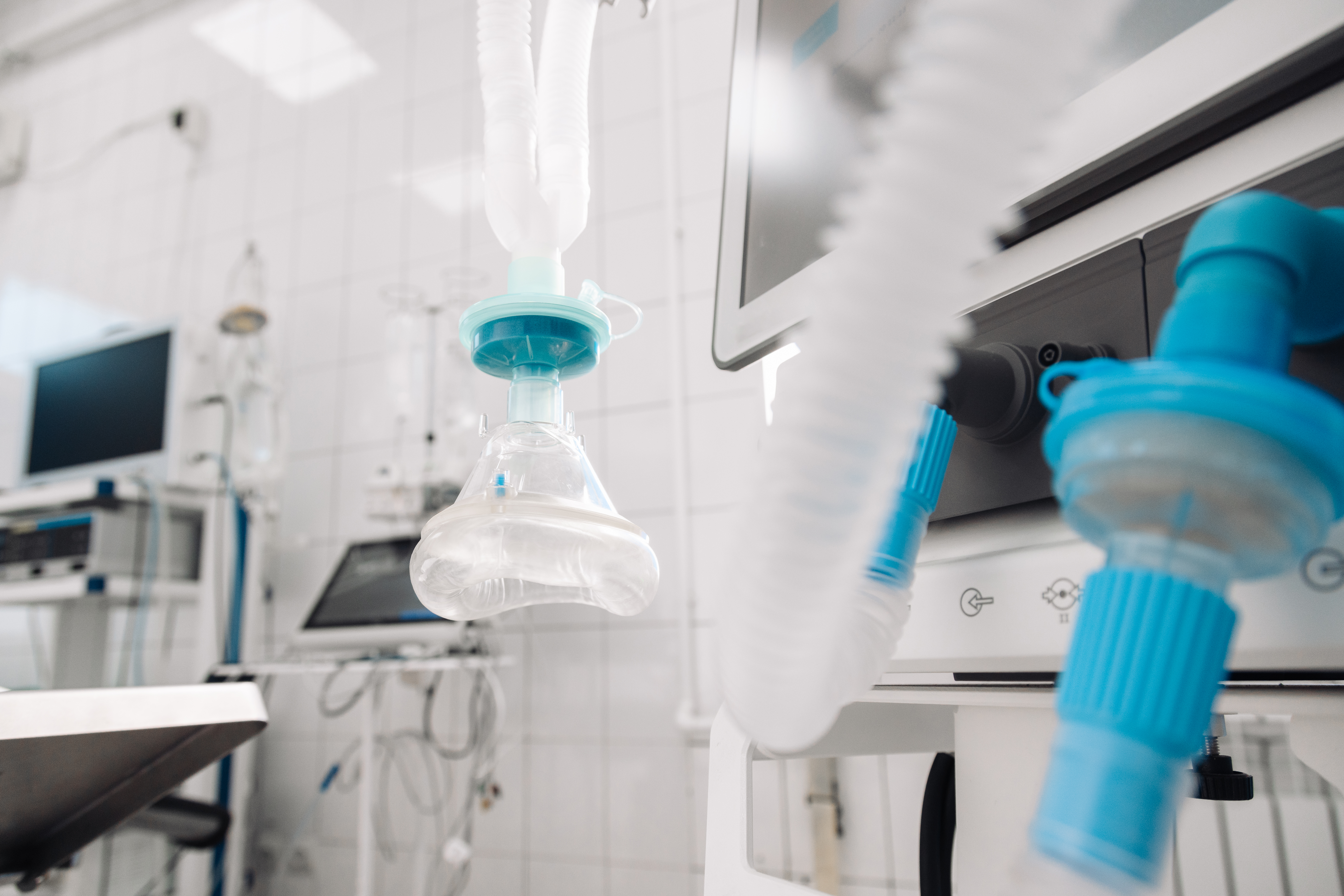 medical equipment in a modern operating room feat bafc2530a893e7e1f266