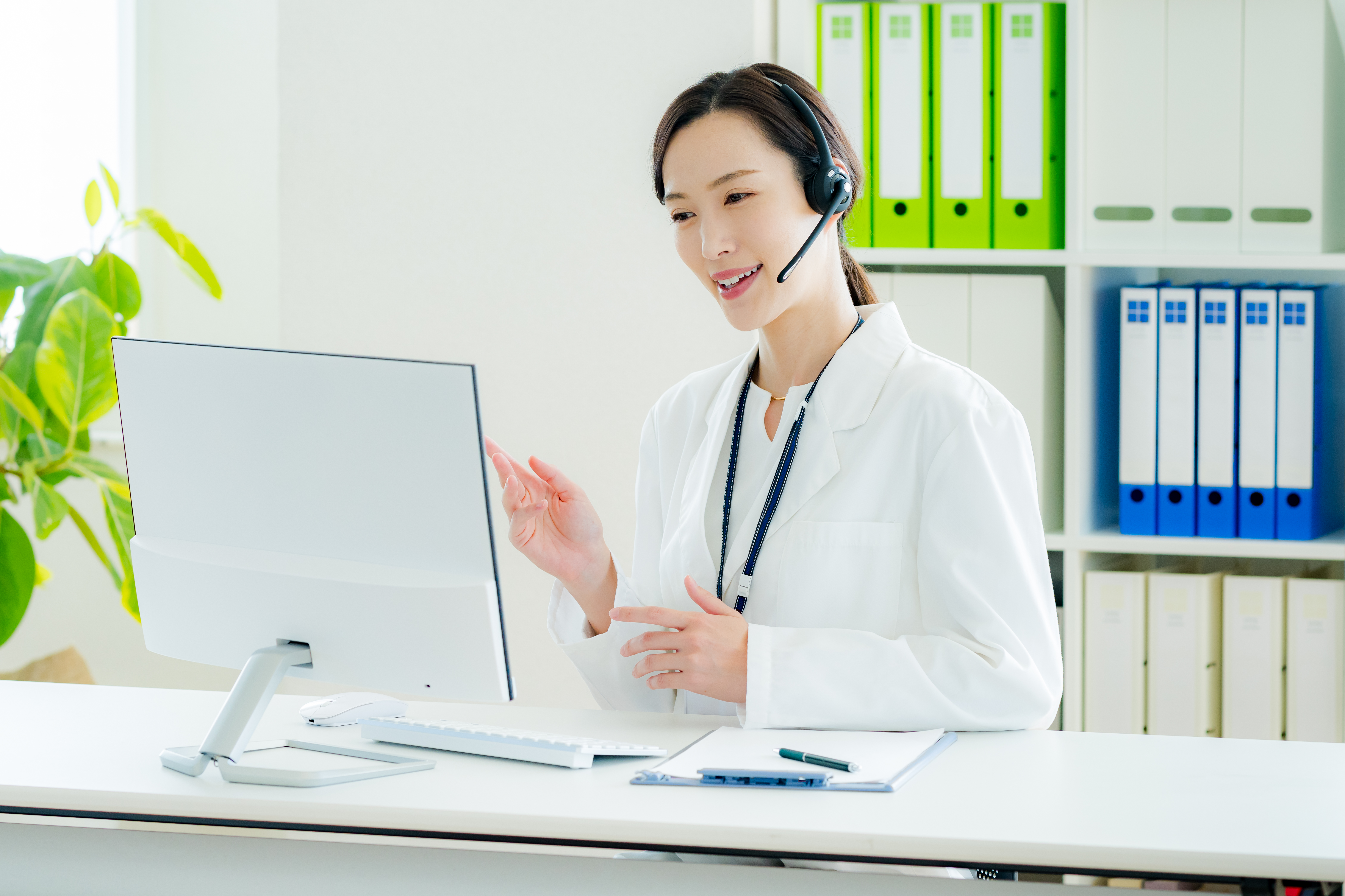 medical personnel operator wearing a white coat 1b8f3e99658dd01f1cd7