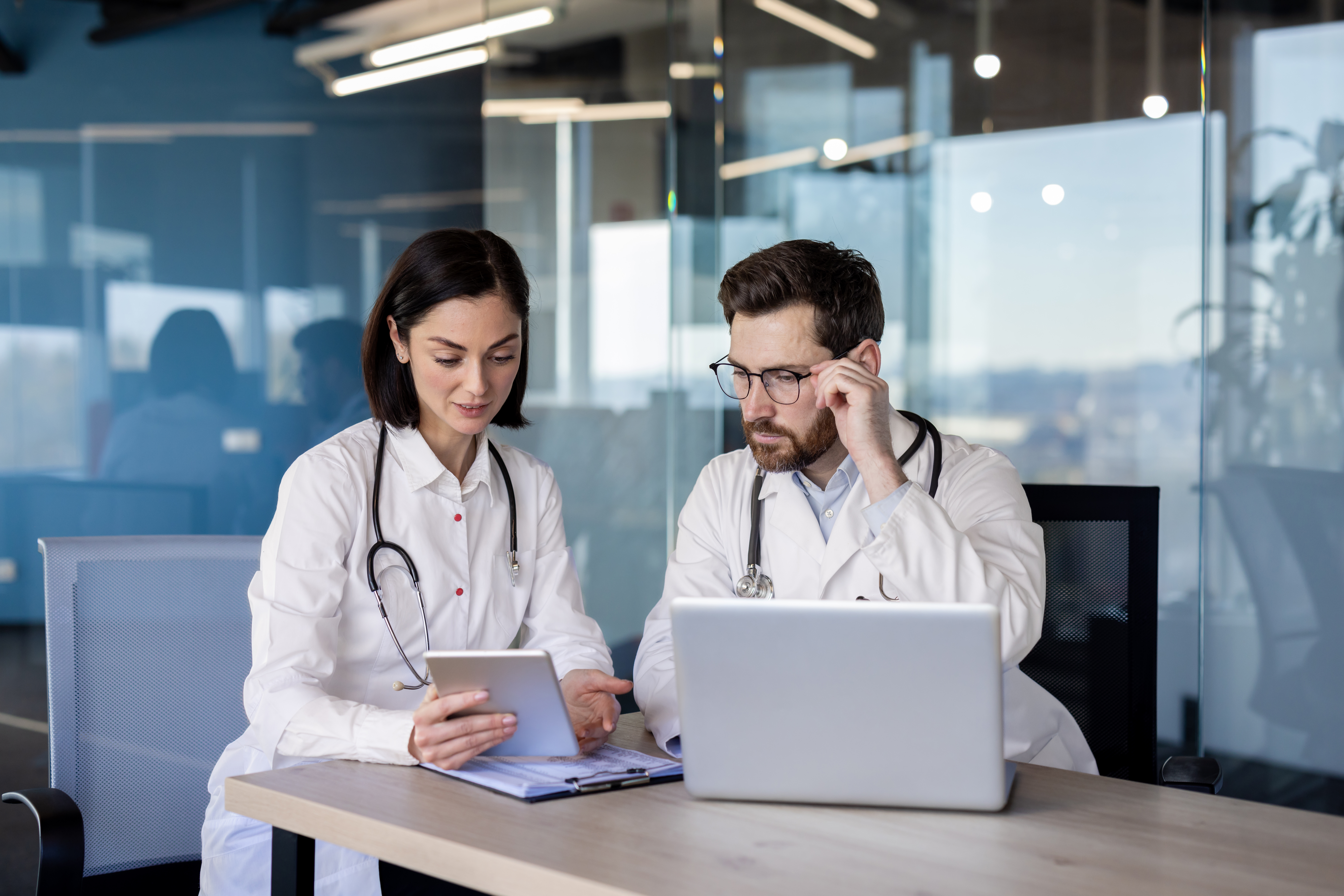 medical professionals collaborating in modern offi ebbf01fcccbdcc3f8ee8 - MedWell Digital Marketing Agency