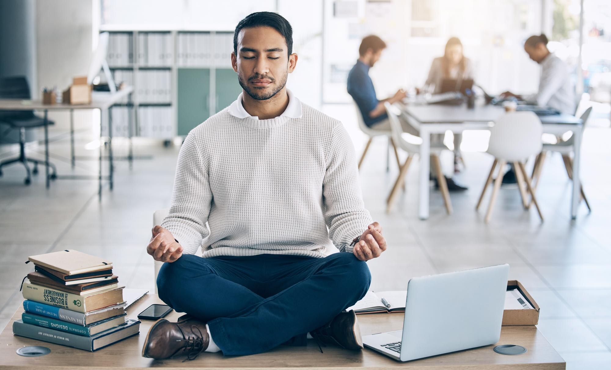 Clarity in 60 Seconds: Micro-Mindfulness Techniques for Busy Leaders