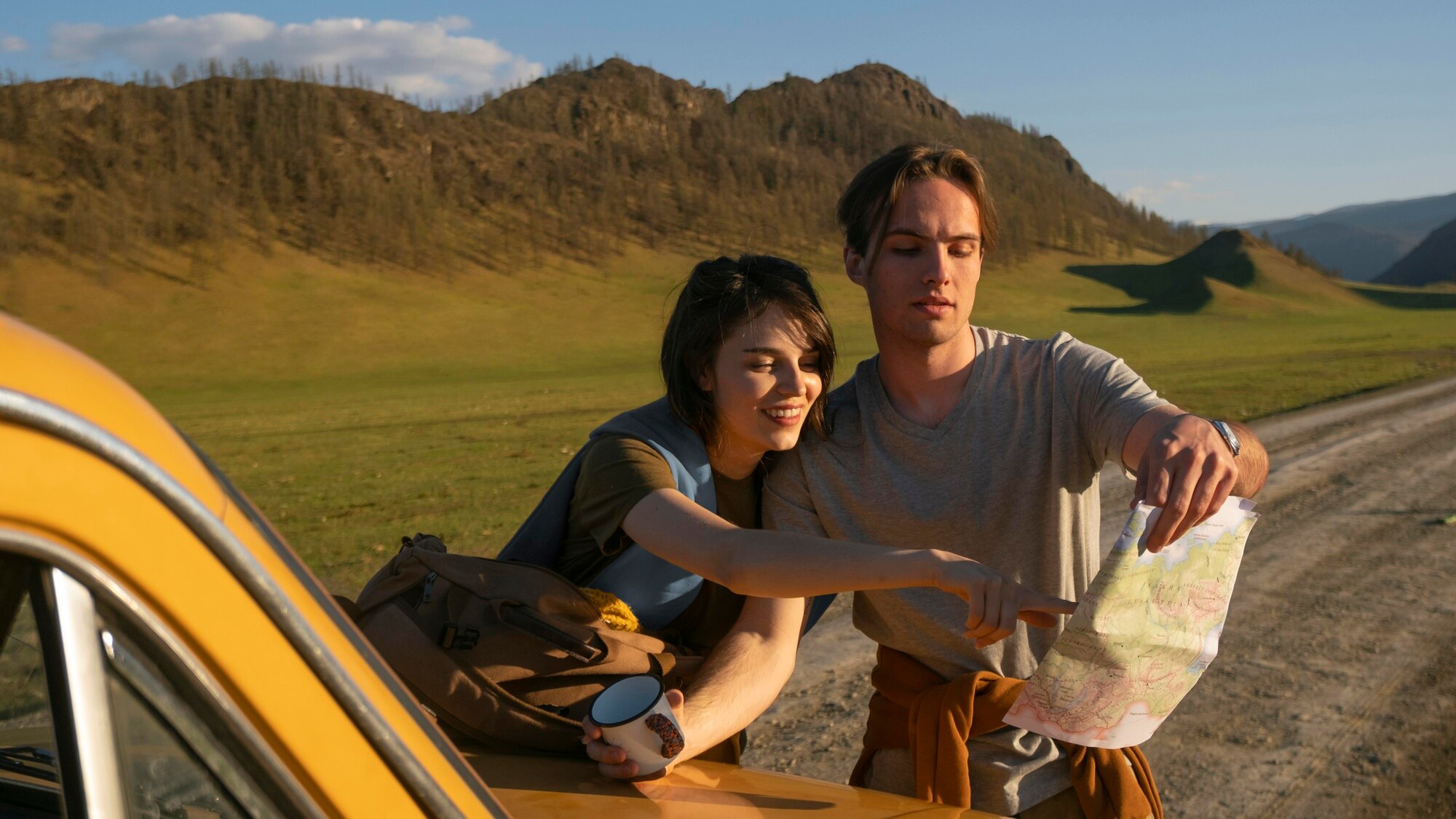 medium shot couple reading map 6db614a089939d7dfae0 BTOURS