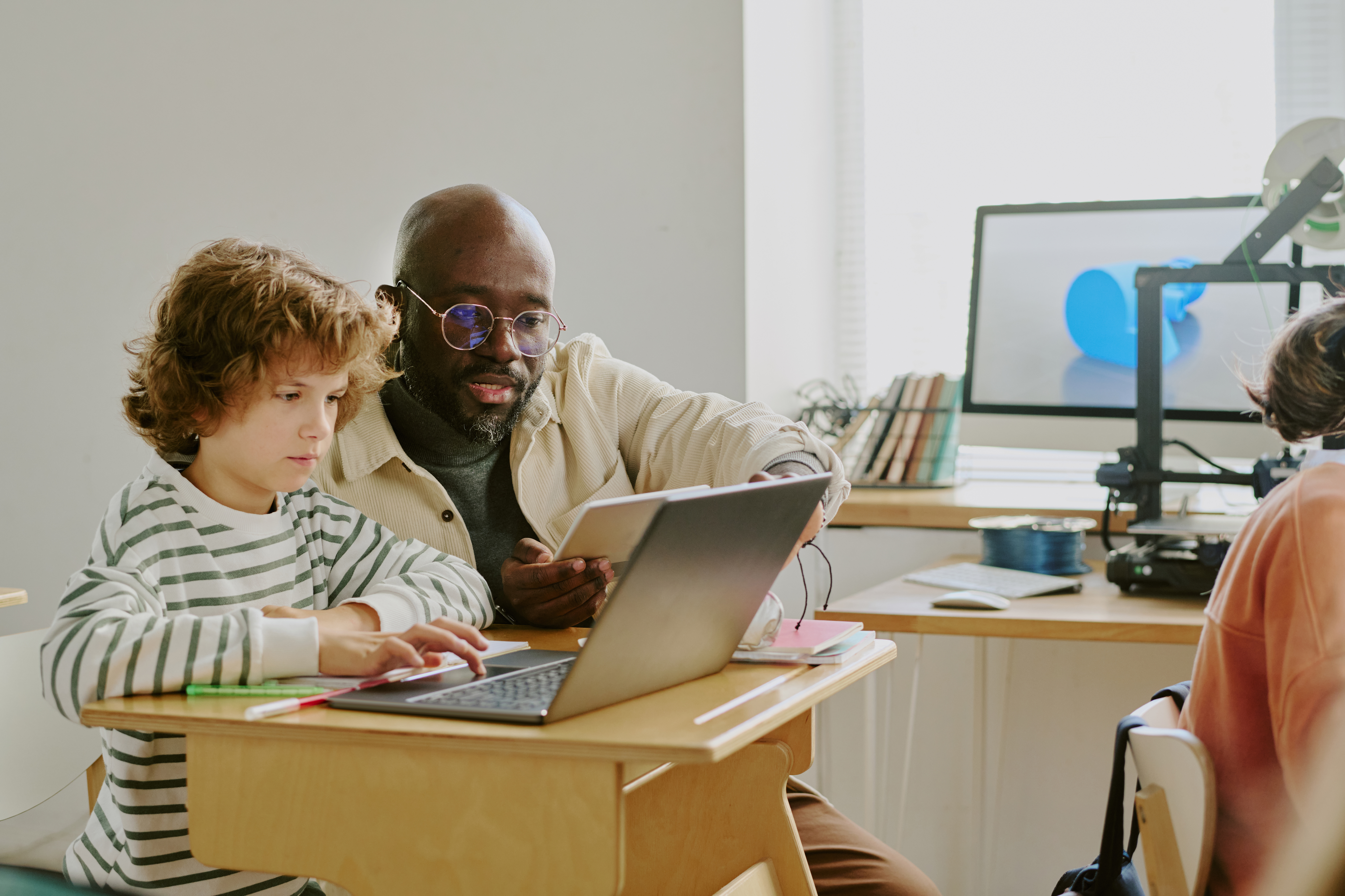 Mentoring Young Student With Laptop In Classroom S Df0f985100be1621a96d