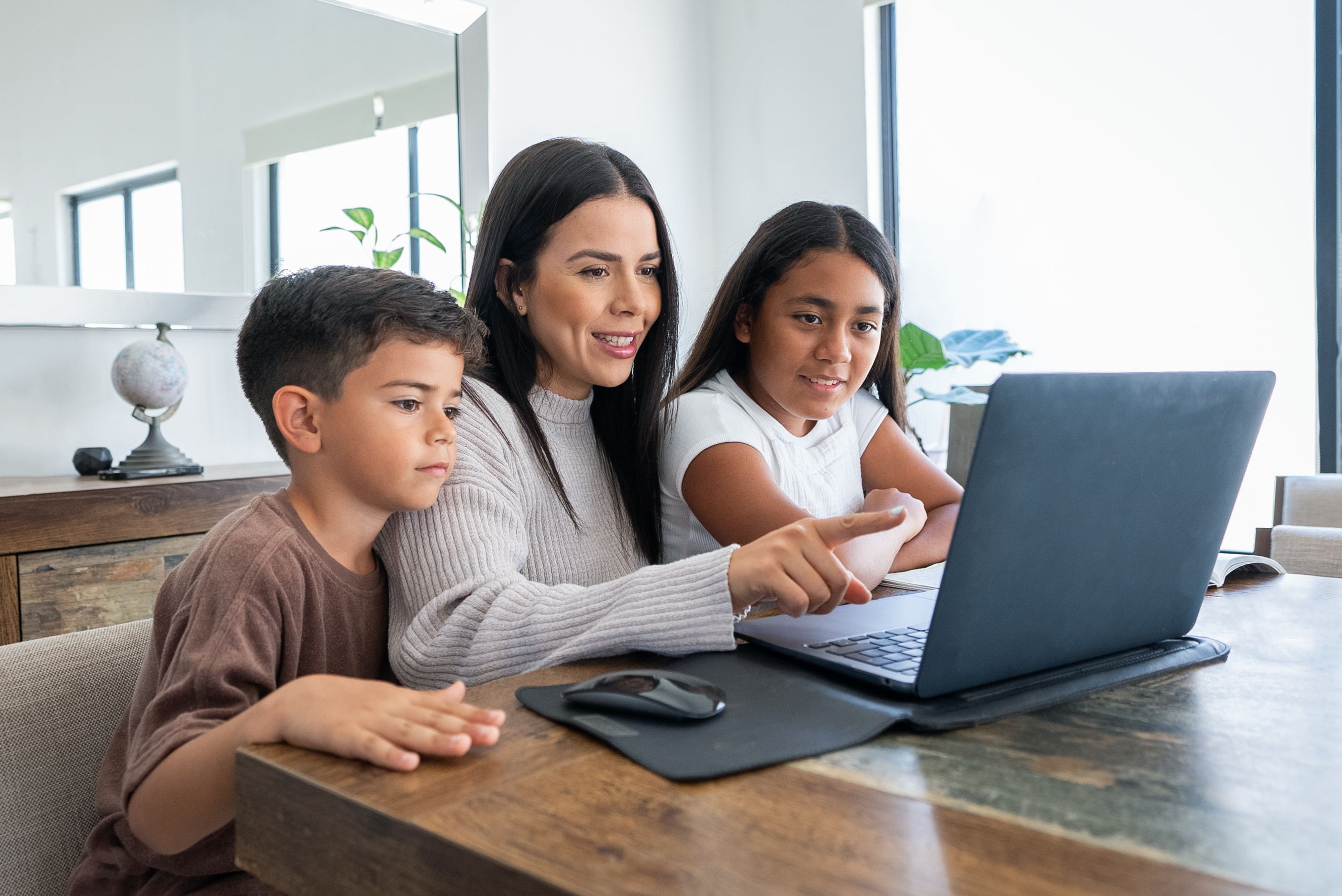 Mexican Family Entertained Using The Laptop Fun M 61f7b337adfab545d2d7