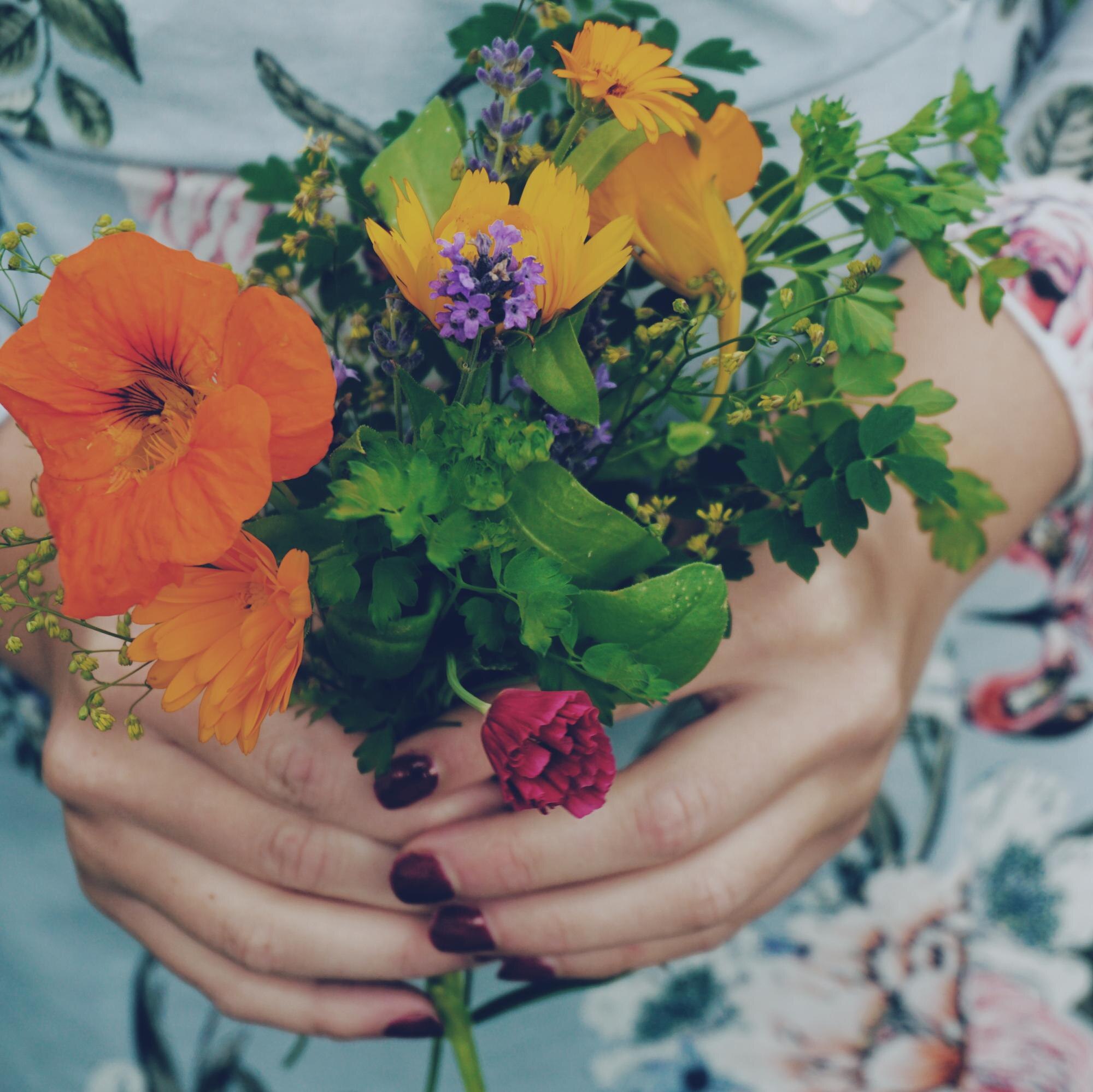 midsection of woman holding flowers bouquet 33f1a9736f13ad4047bd