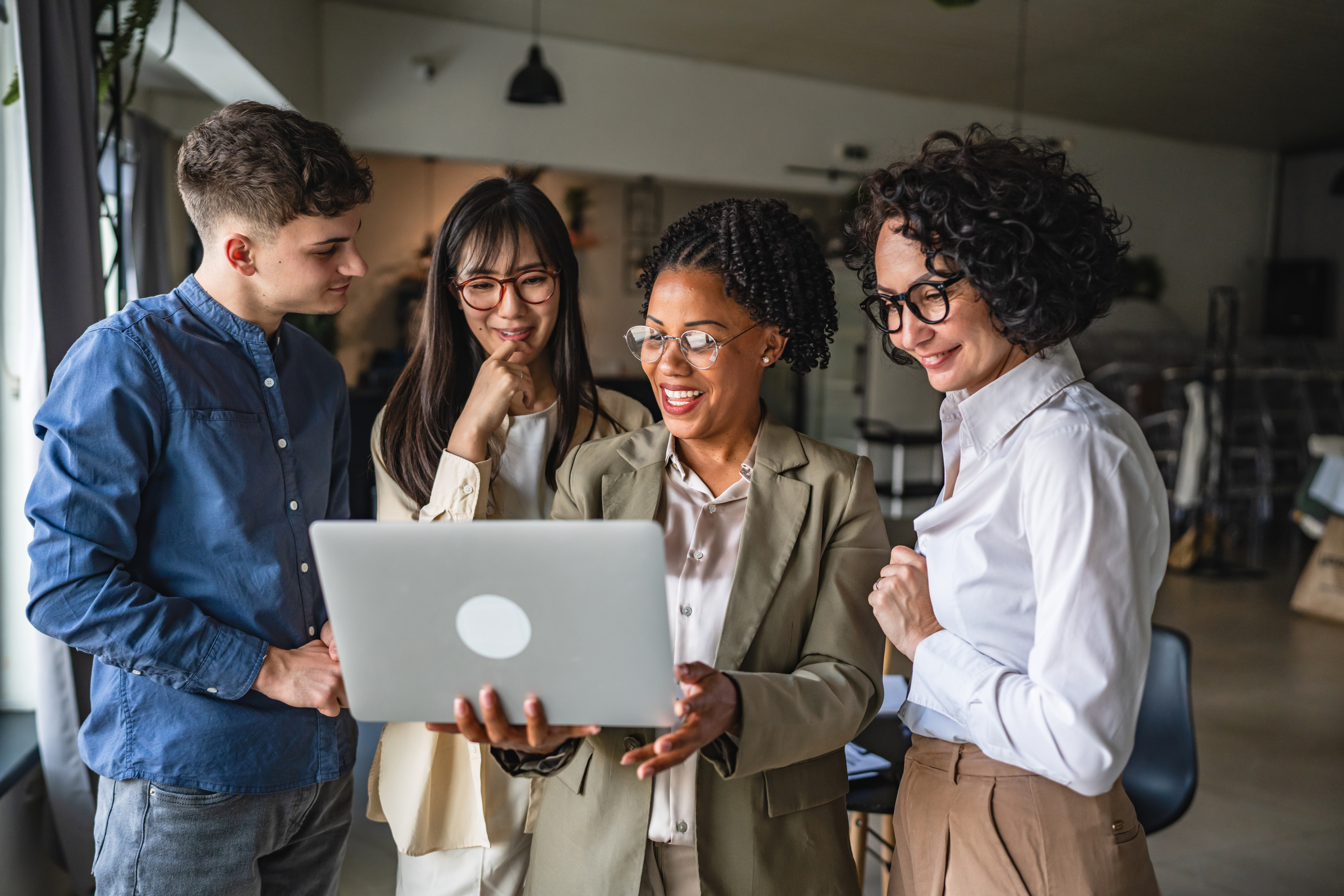 multicultural business people work on project toge 4cc6b561632b95cb12be