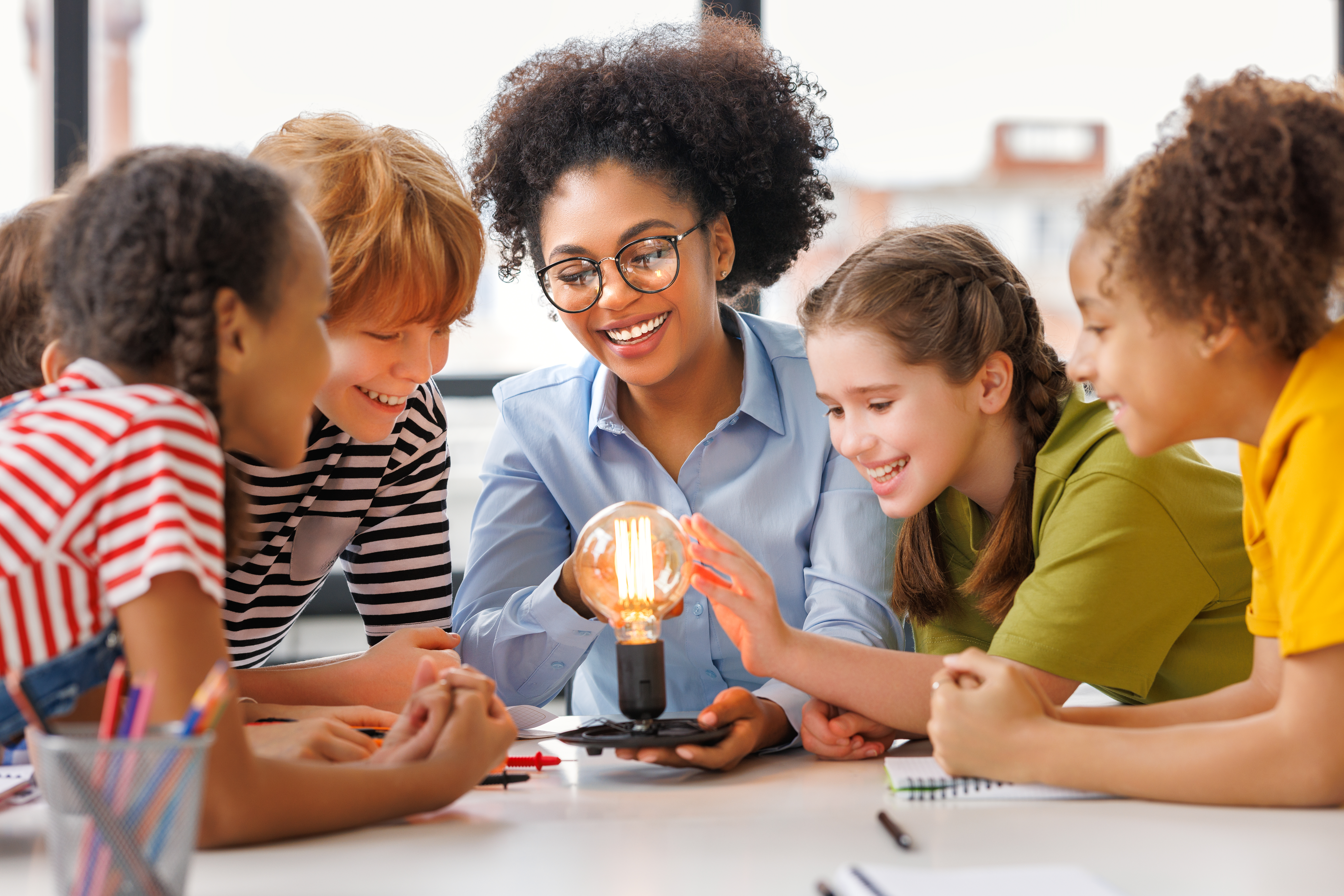 Multiethnic Teacher And Kids Studying Electricity 227a7a750b81f2451c3b