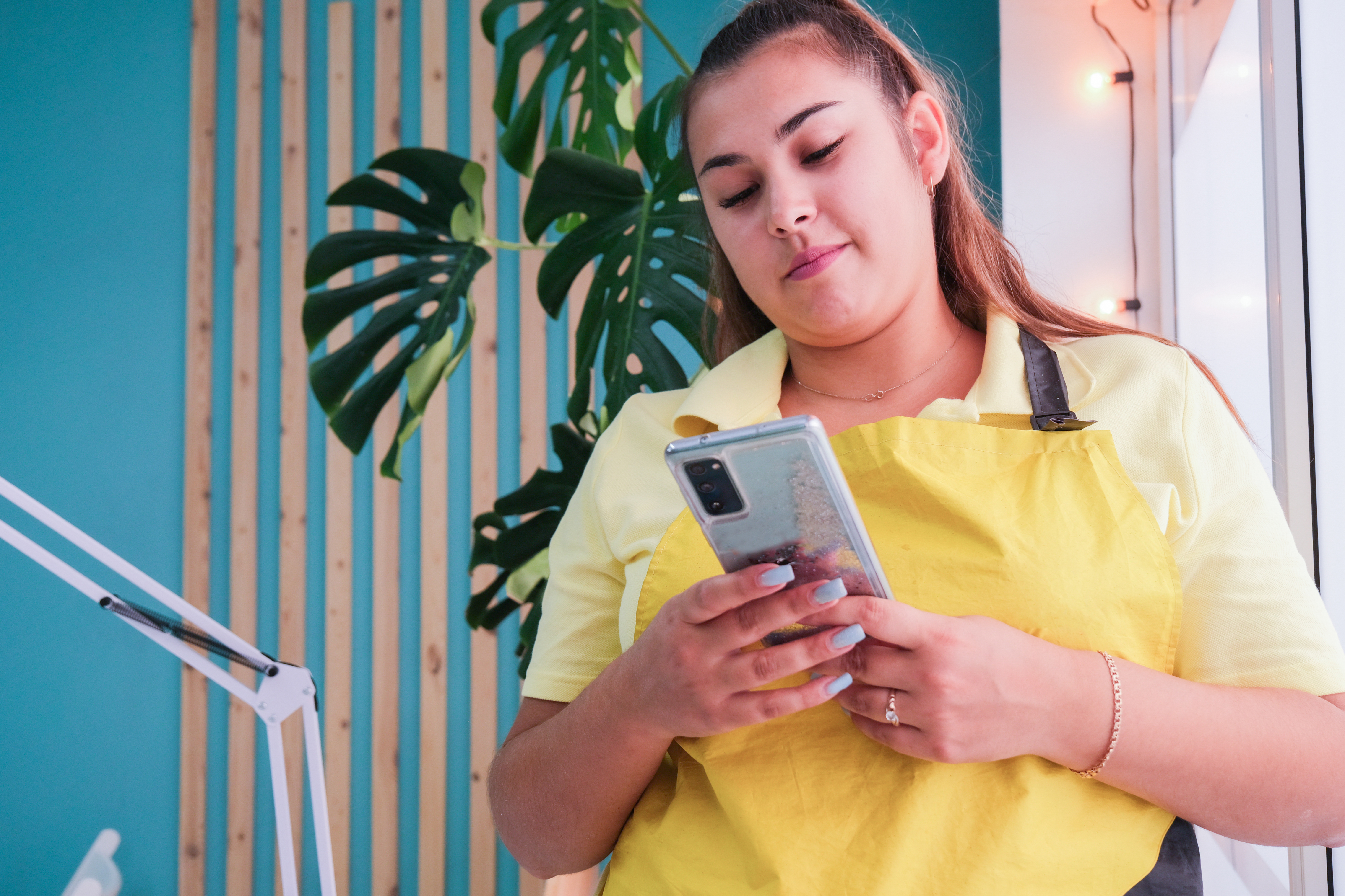 nail master preparing cozy salon for a client usi 6dd8c72b035fcf353d1a Liberating Beauty Professionals: The Impact of Contract-Free Booking Models