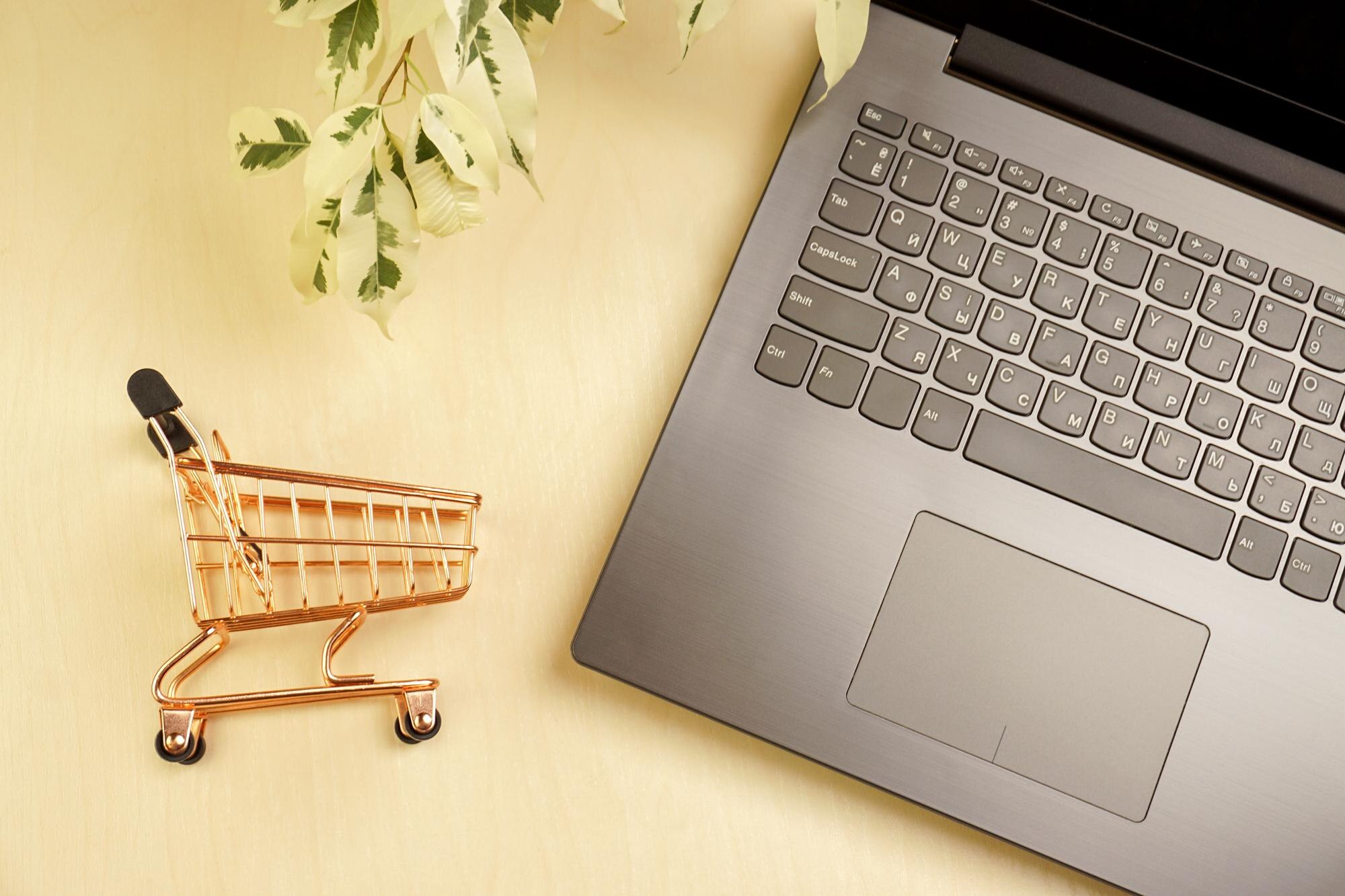 Unlock Your Business Potential: Build Your Shopify Website with the Best Tools and Support 40 online shopping concept little deliver boxes smart fdd2a2d3c0fdaf7bc003