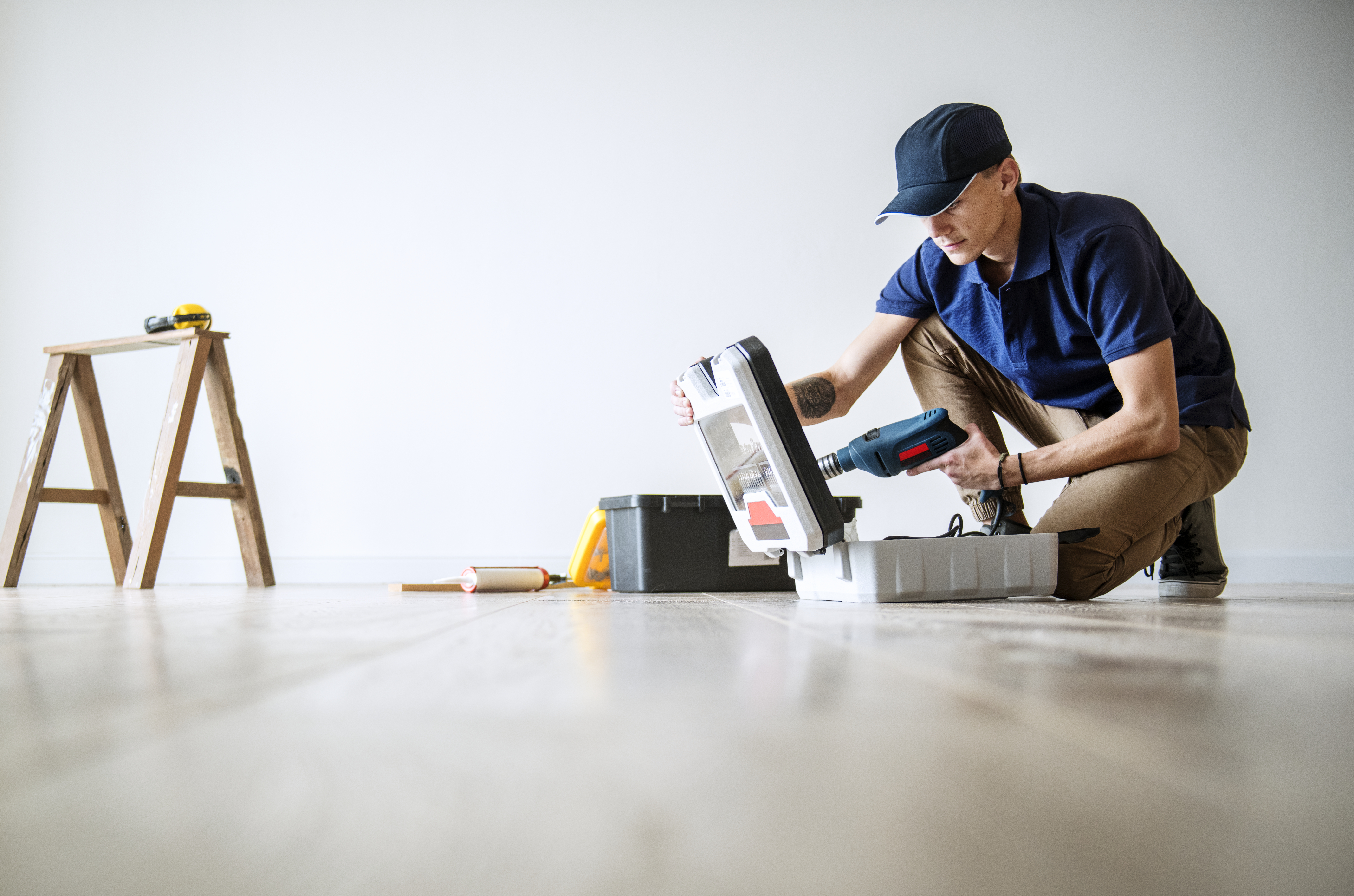 People renovating the house concept 4741fc45d5d3f07720ed