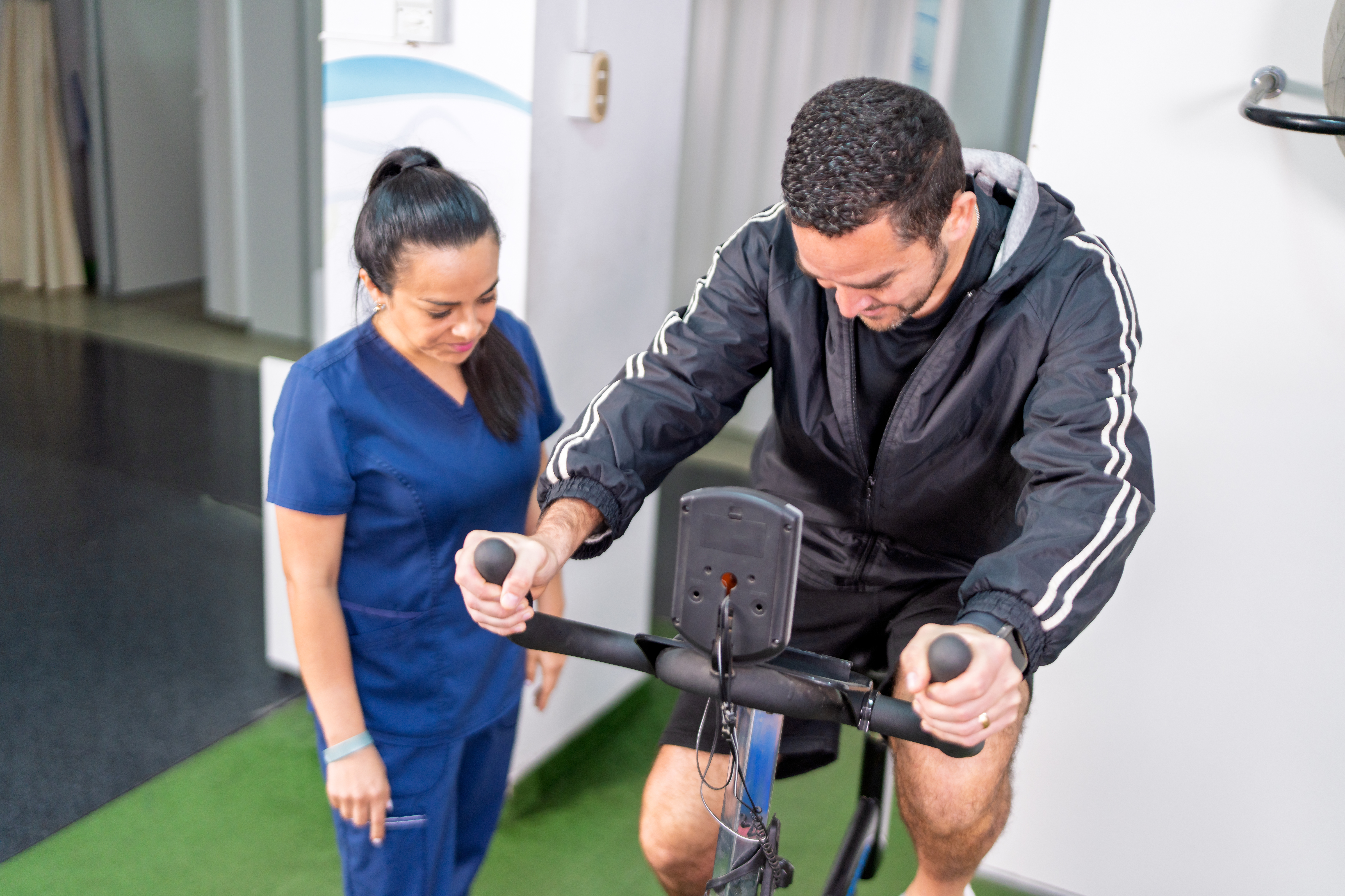 Why Integrated, Multi‑Disciplinary Care in Port Credit Delivers Superior Outcomes for Musculoskeletal Injuries 1 physical therapist assisting man exercising on bik 1f392b861ca2e8d7da90