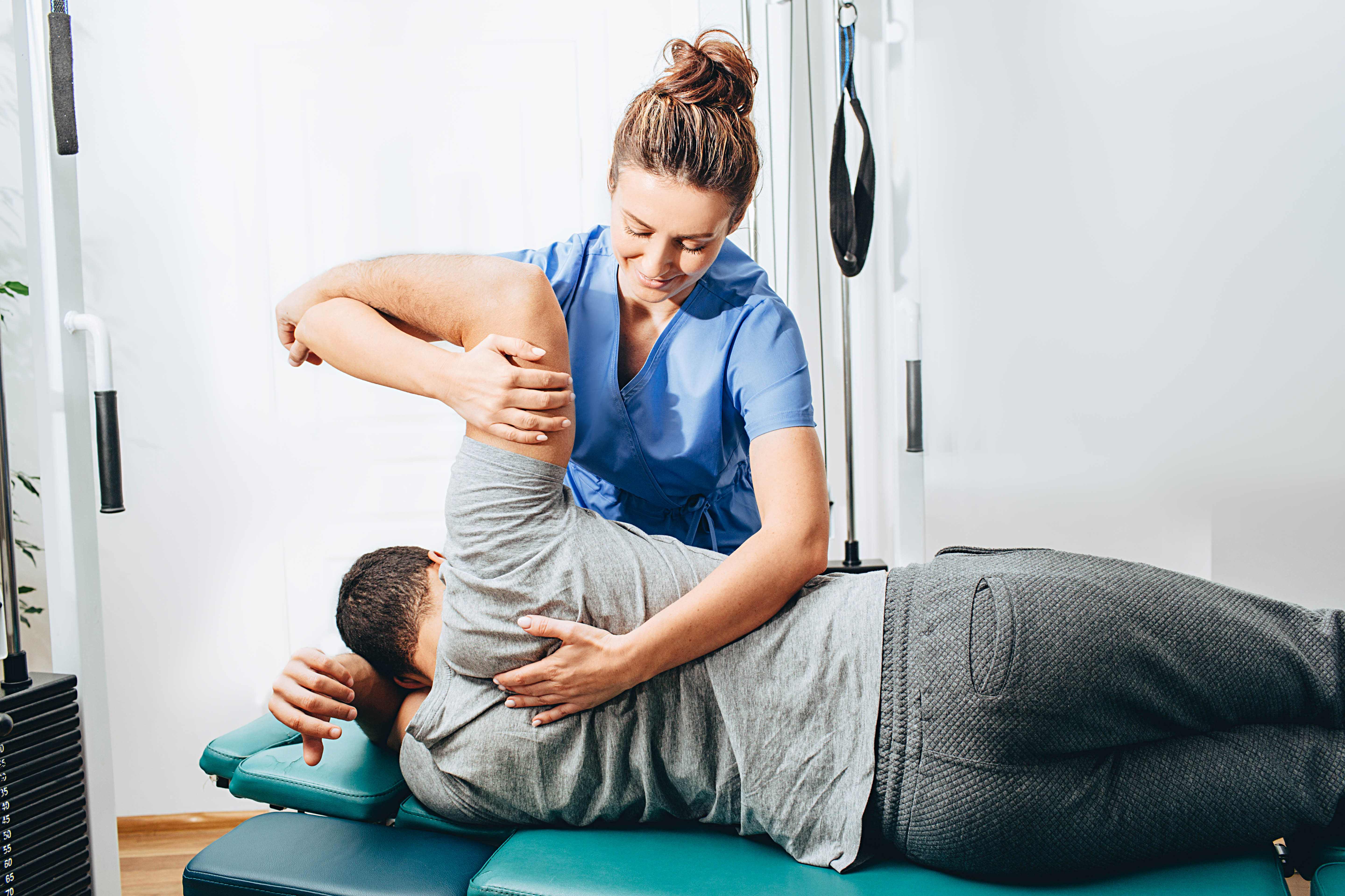 physiotherapist treatment patient she holding pat 6e652264246785f24a84