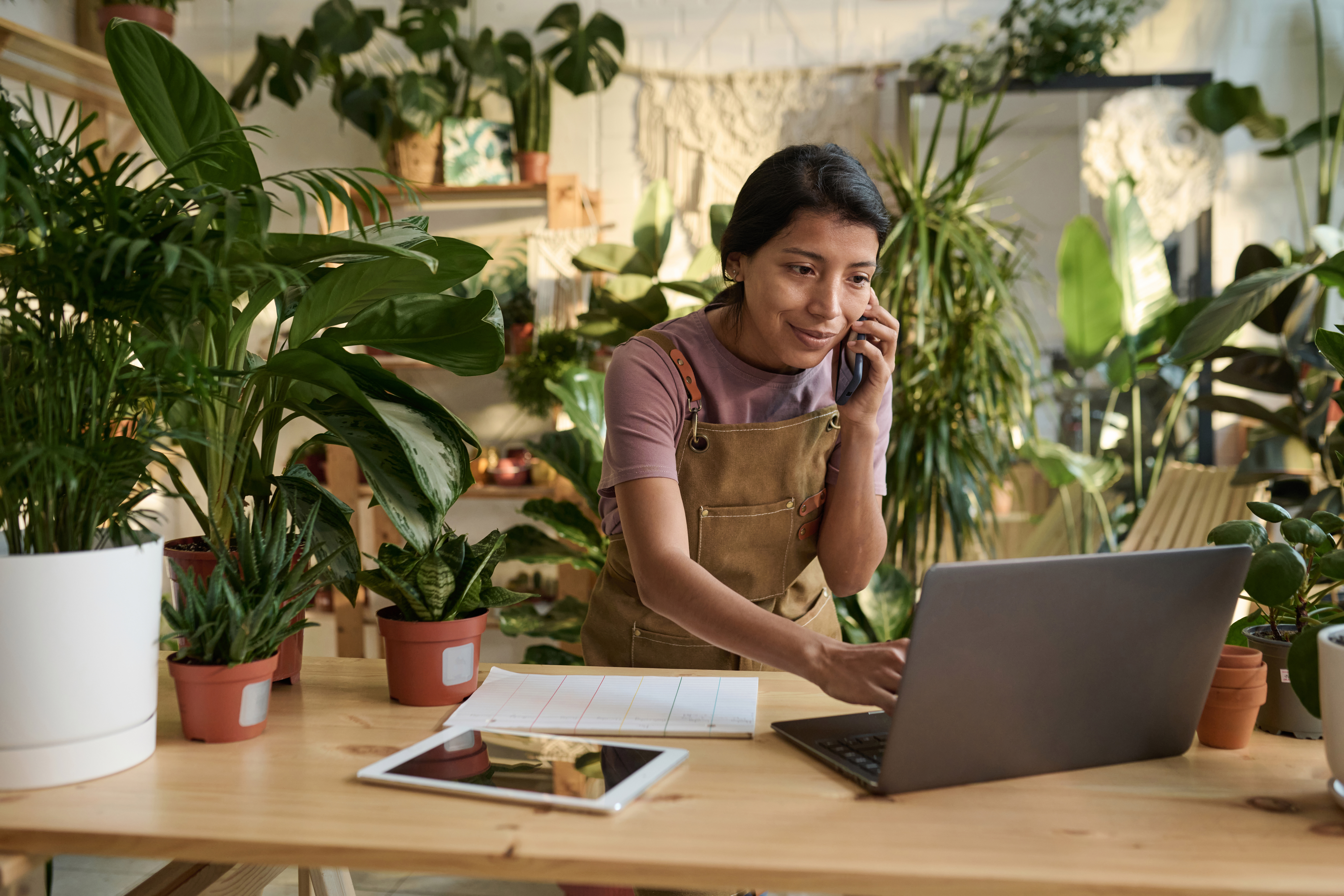 plant shop owner making sales using technologies e4b78d26053e0aea3029