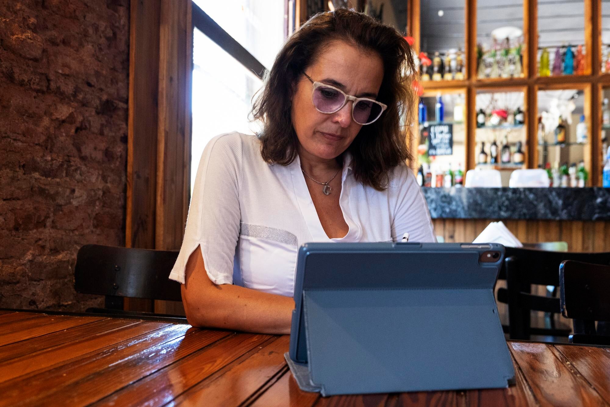 portrait of businesswoman in a bar 935a487fdaa09e09a737