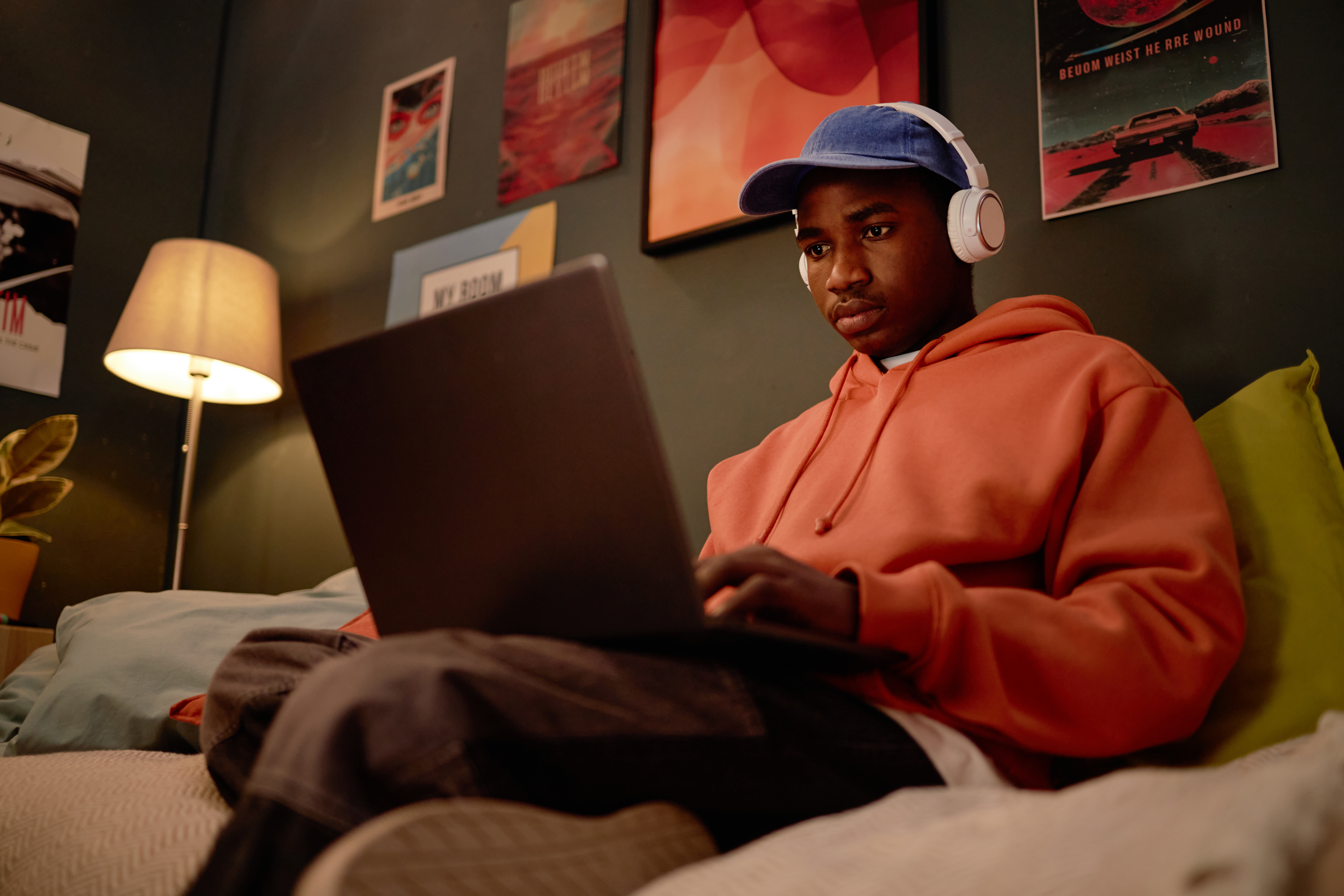 The 15-Minute Brief–Debrief Habit: Make Change Less Threatening, More Manageable