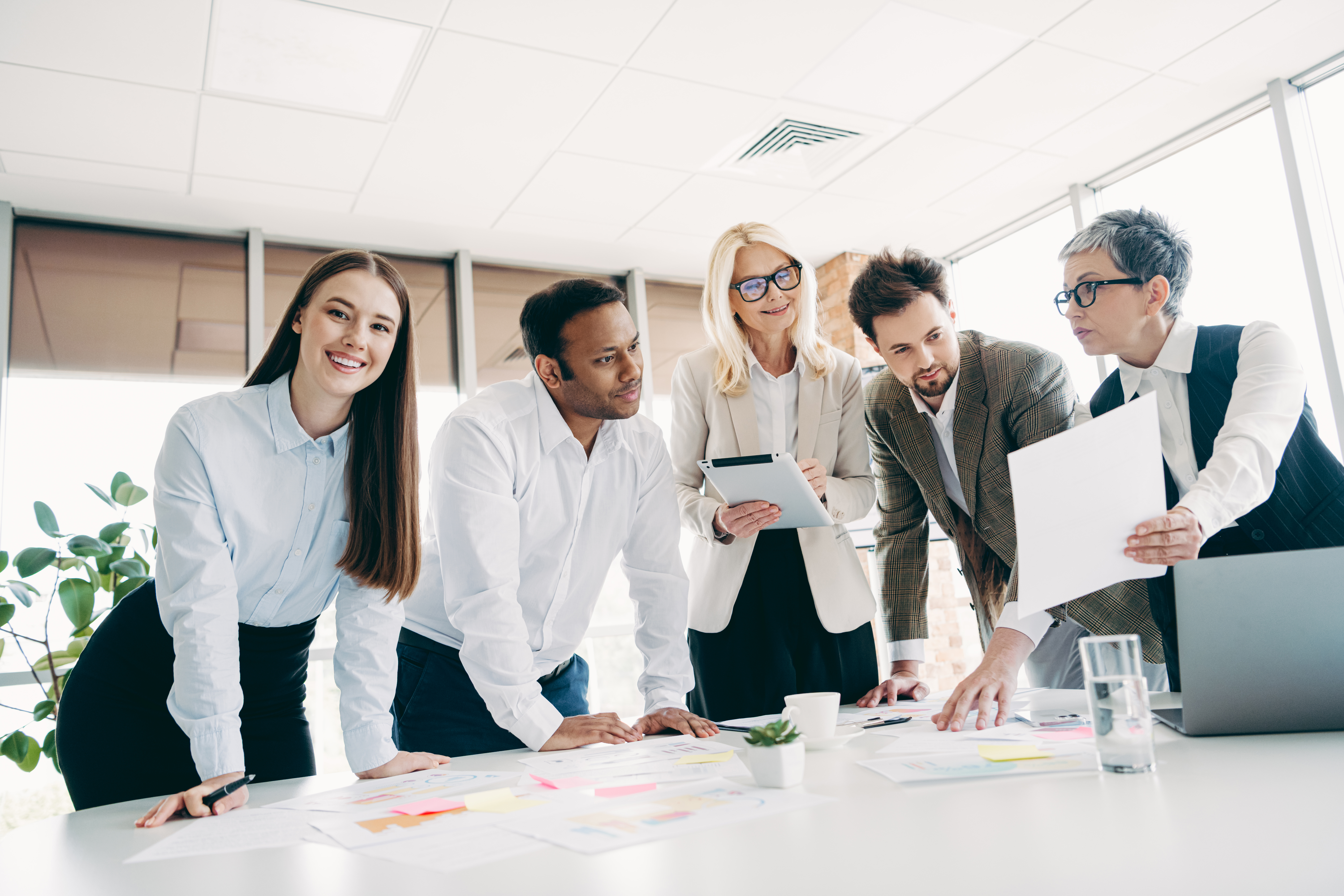 professional group of coworkers discussing a proje 016d3b965cebc4b92726