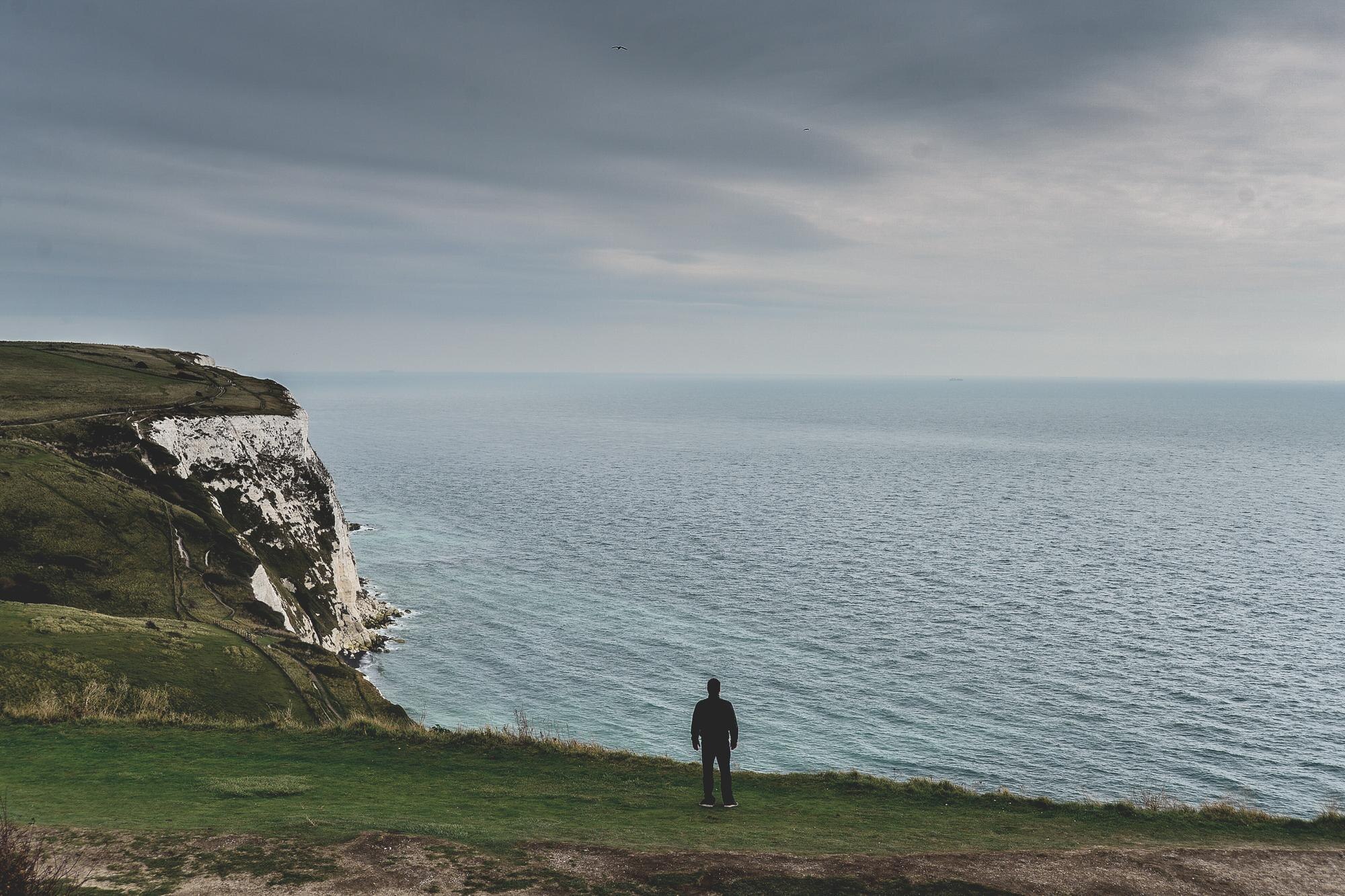 rear view of man looking at sea against sky 07657393dfa9e43202ee BTOURS
