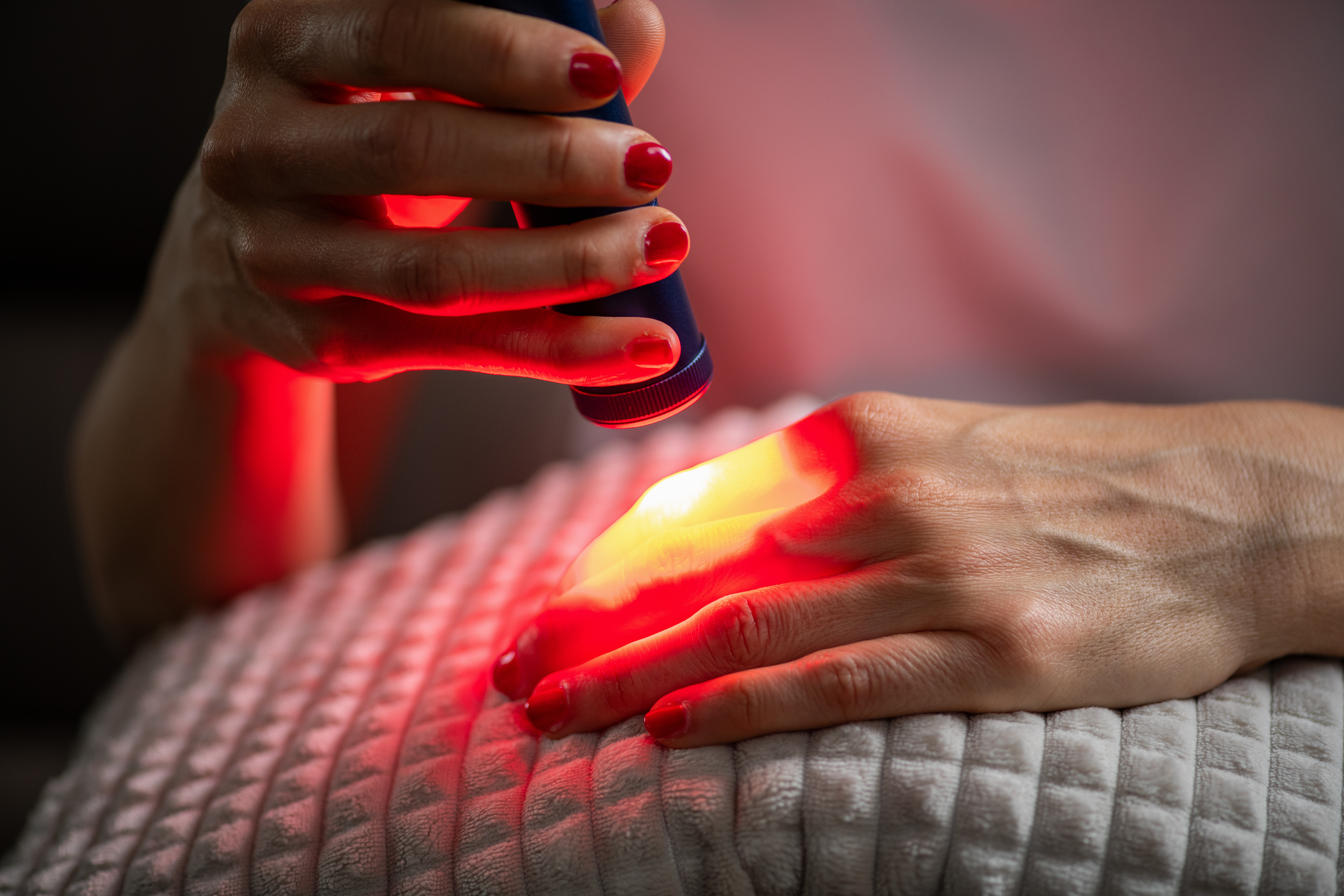 red light therapy on the hand alleviates pain and b3051e88f3ba8c829795