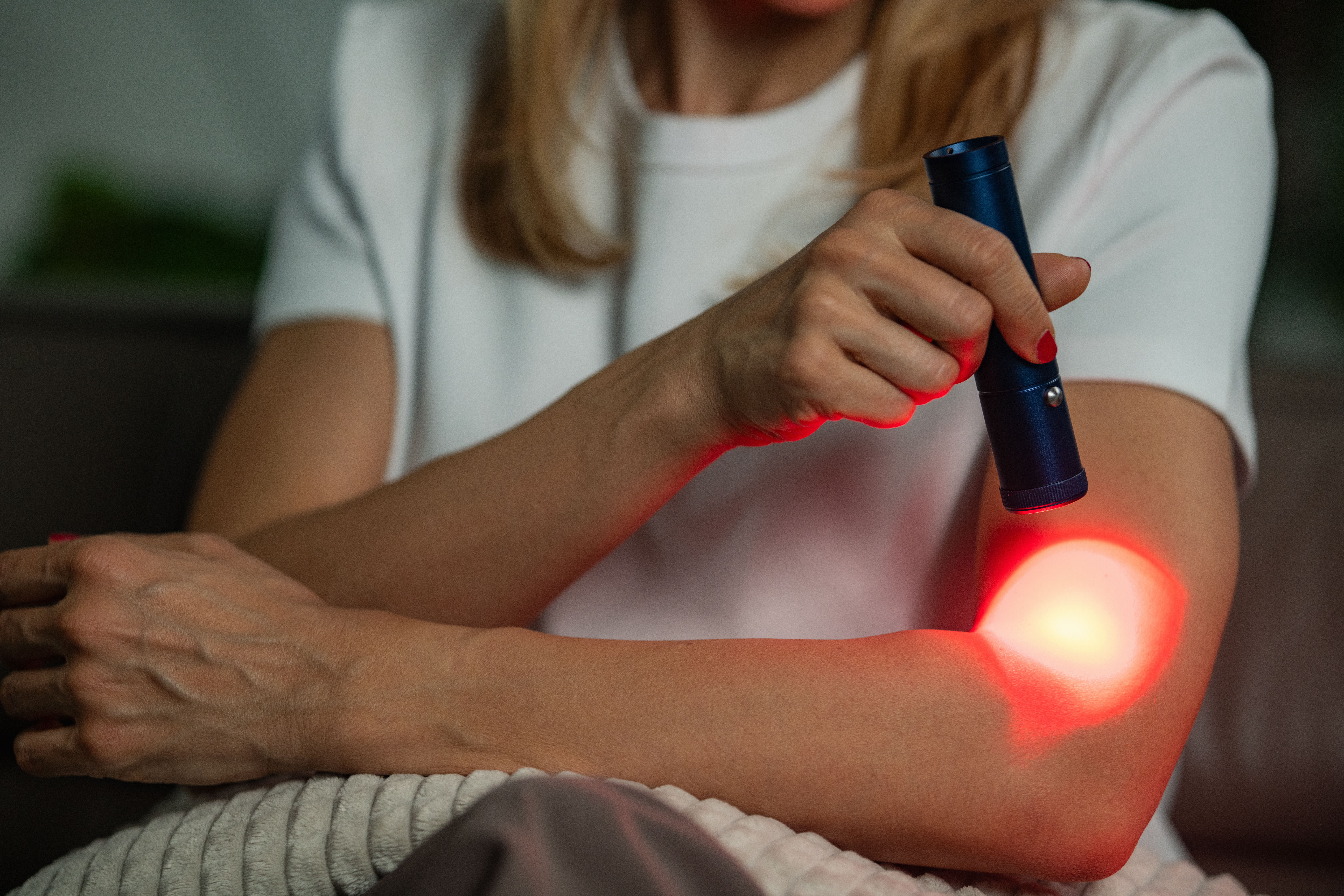red light therapy targets elbow pain reducing inf 5bc1b59a2820f1afedfd