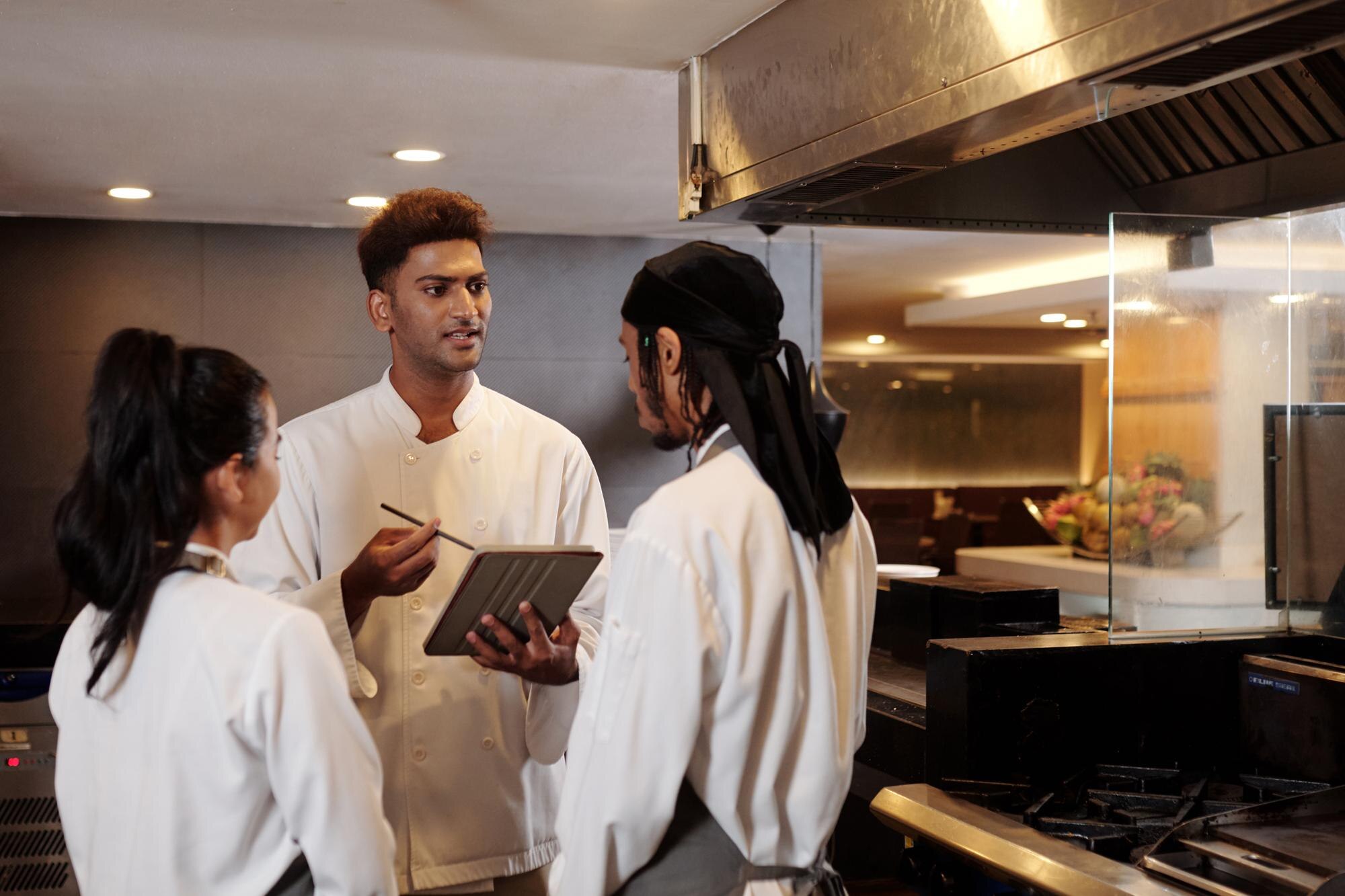 restaurant_chef_talking_to_his_team_in_the_beginni-a417a9979c6f6c1adef2.jpg