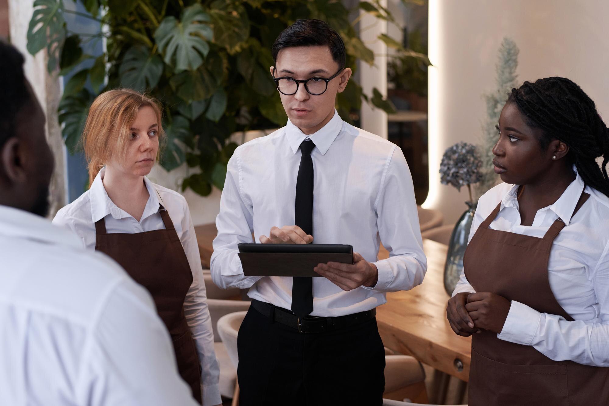 Guía práctica: Propinas y cargas sociales en restaurantes para cumplir la normativa y optimizar la nómina