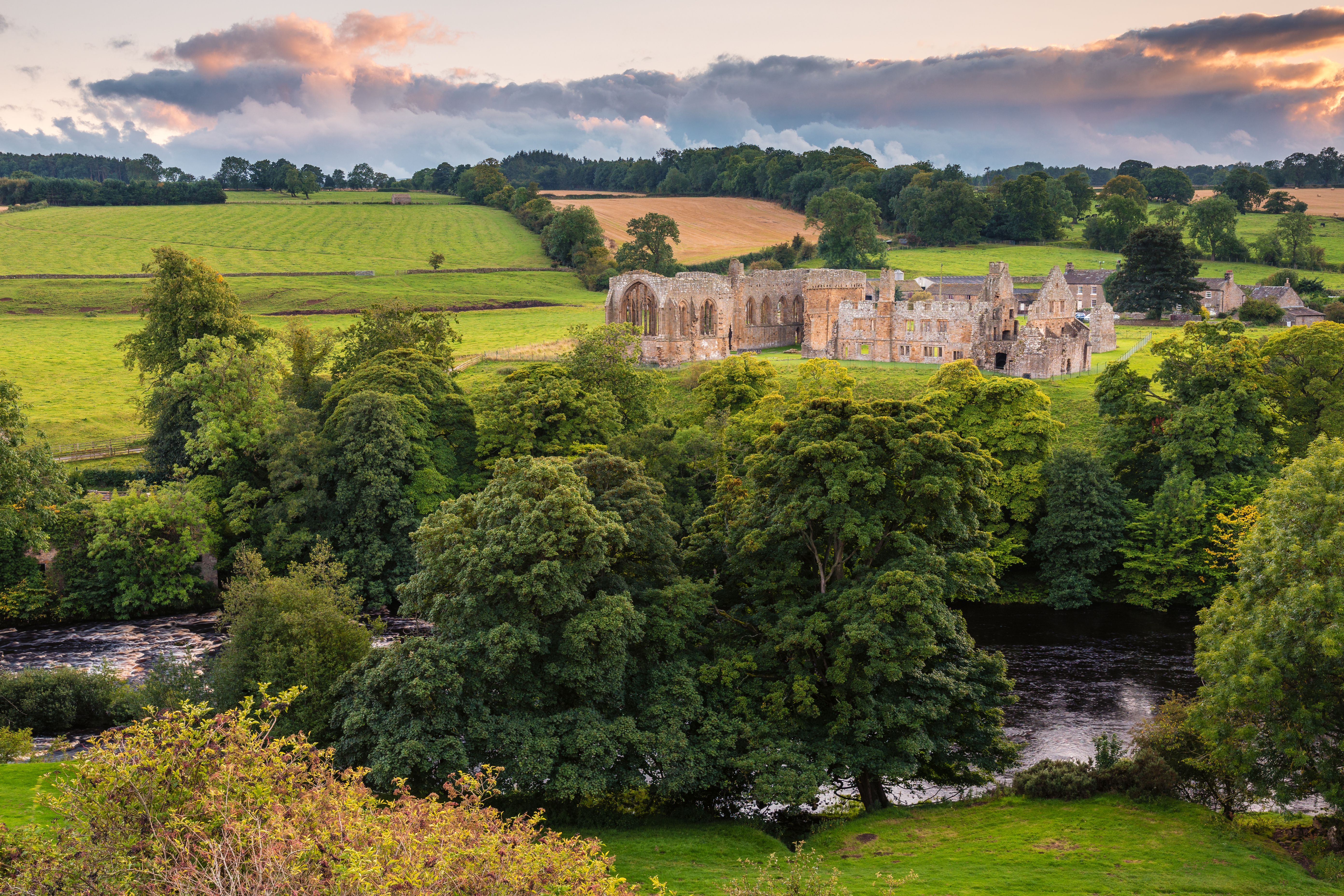 river tees flows past egglestone abbey 5c3b38500ca1ba278283 BTOURS