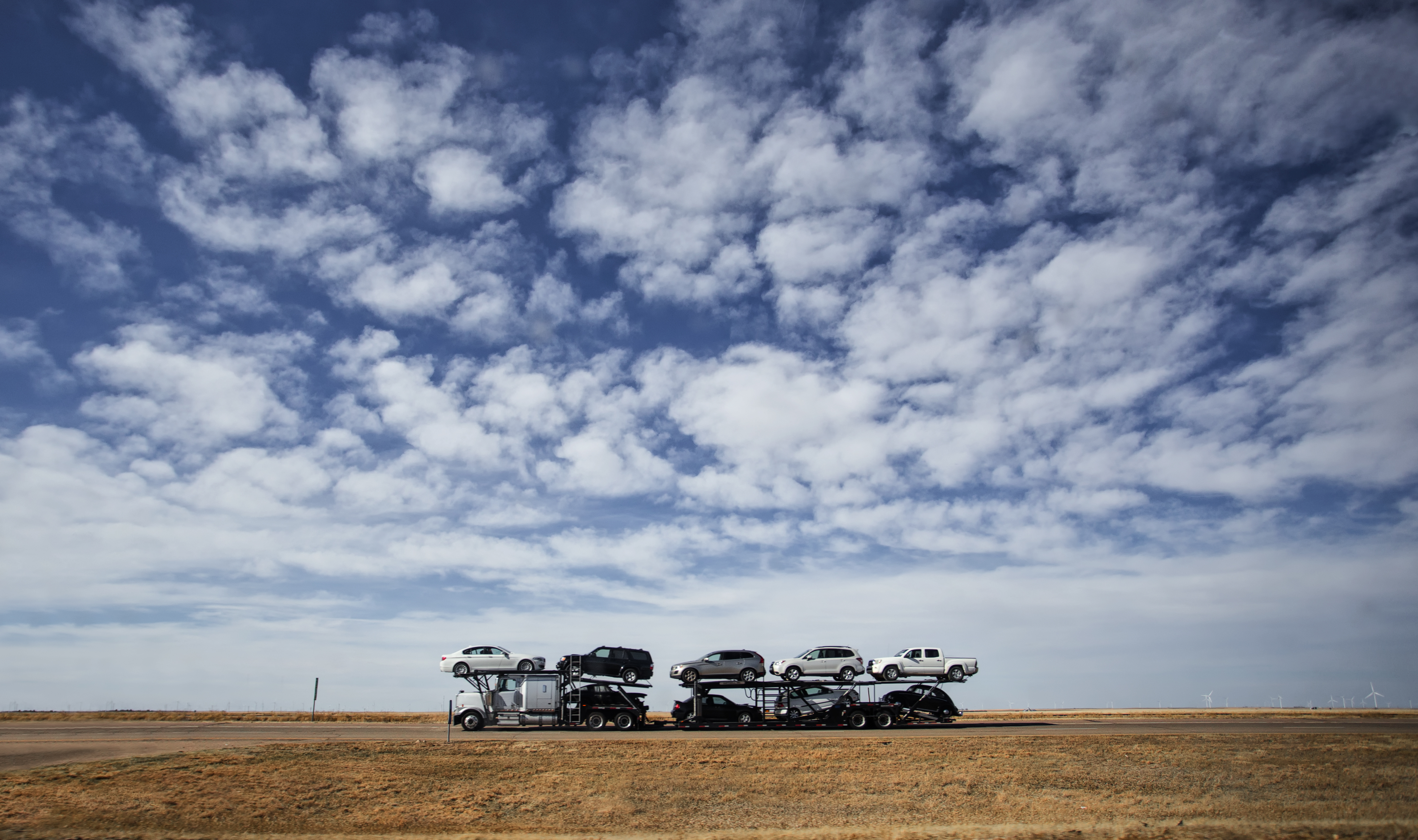 semi truck hauling vehicles 2a27421793080c1aba92