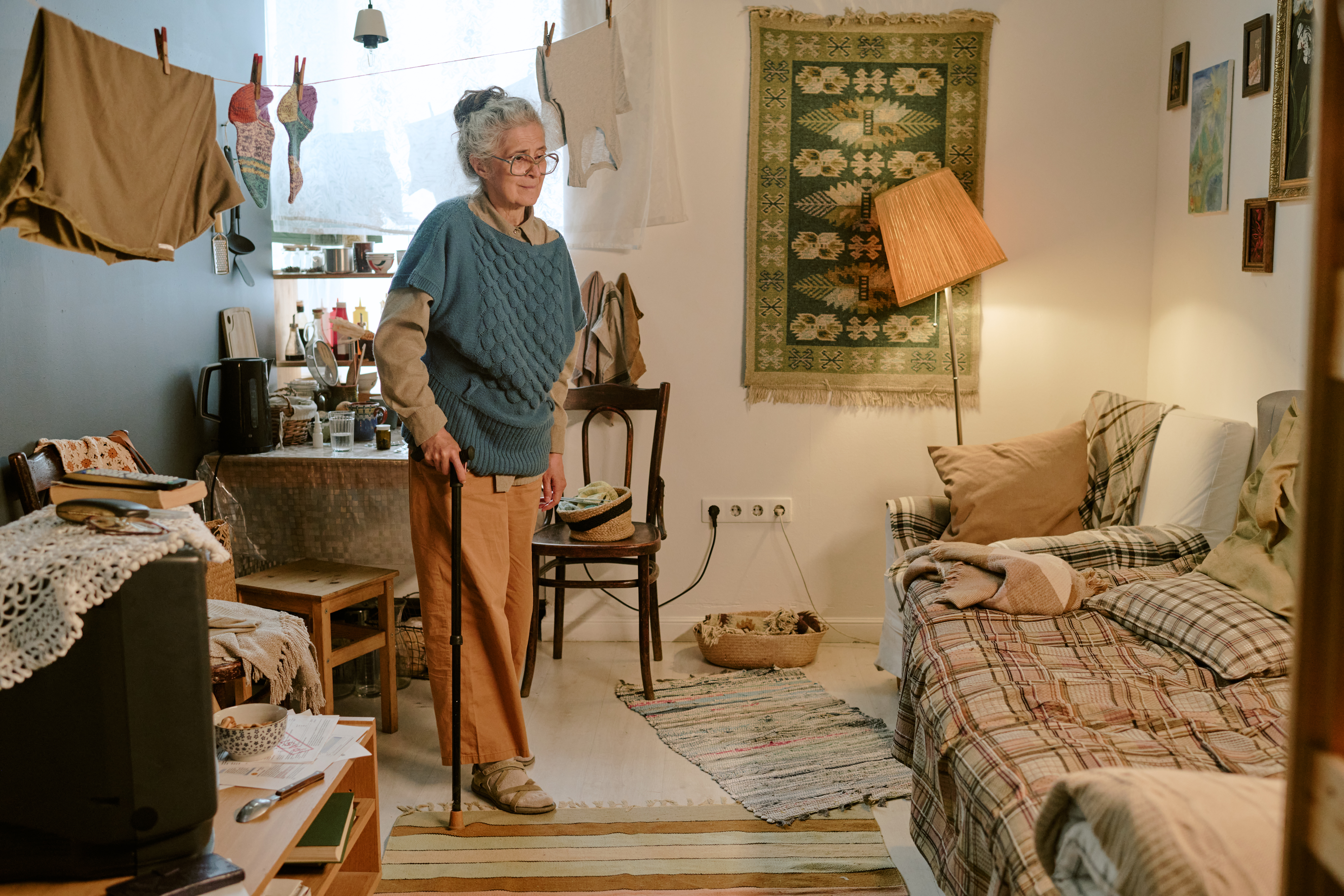 senior caucasian woman standing with cane in modes 97689ca1aa11735e50b5