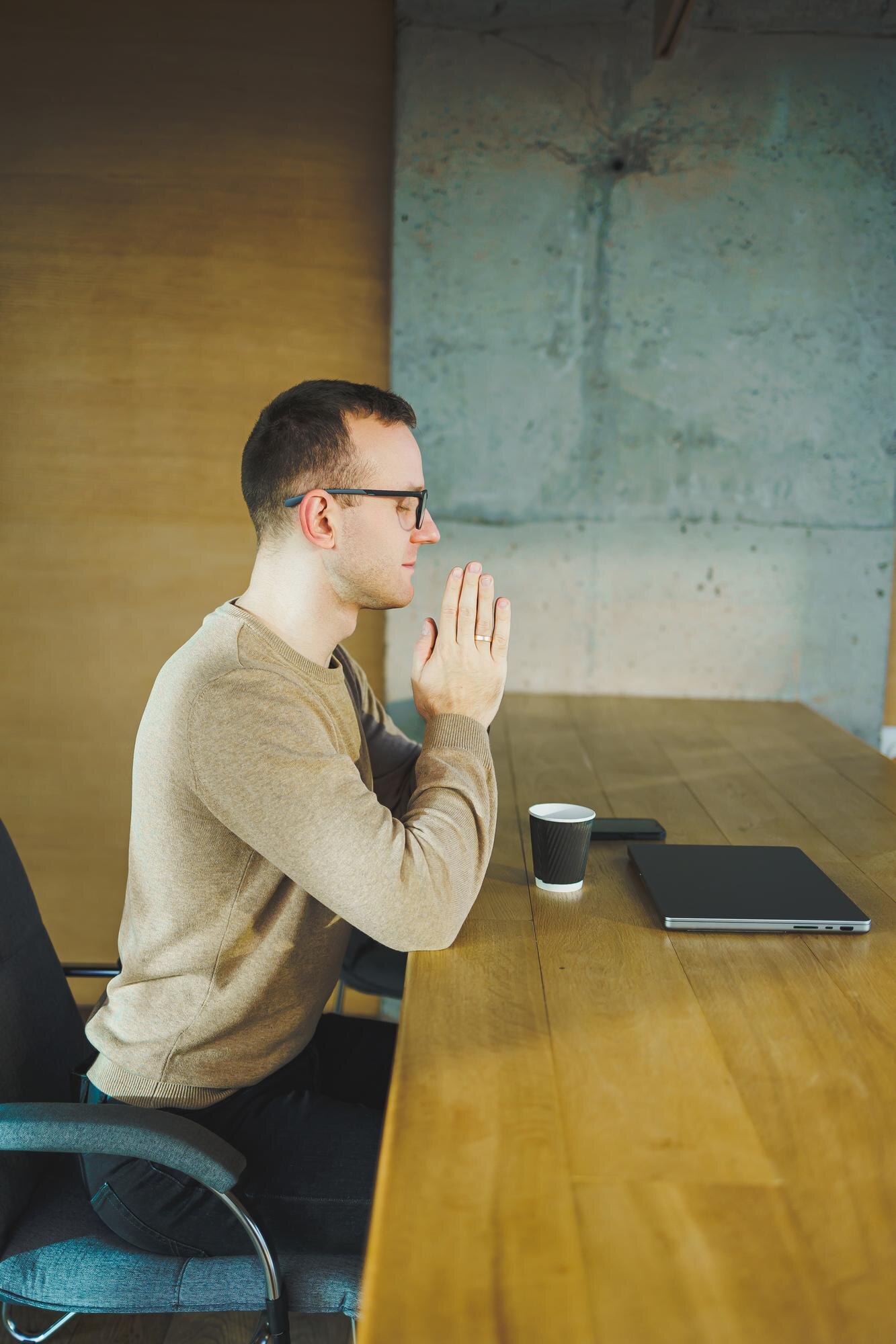 The 60-Second Reset: Micro-Pauses That Turn Chaos into Clarity