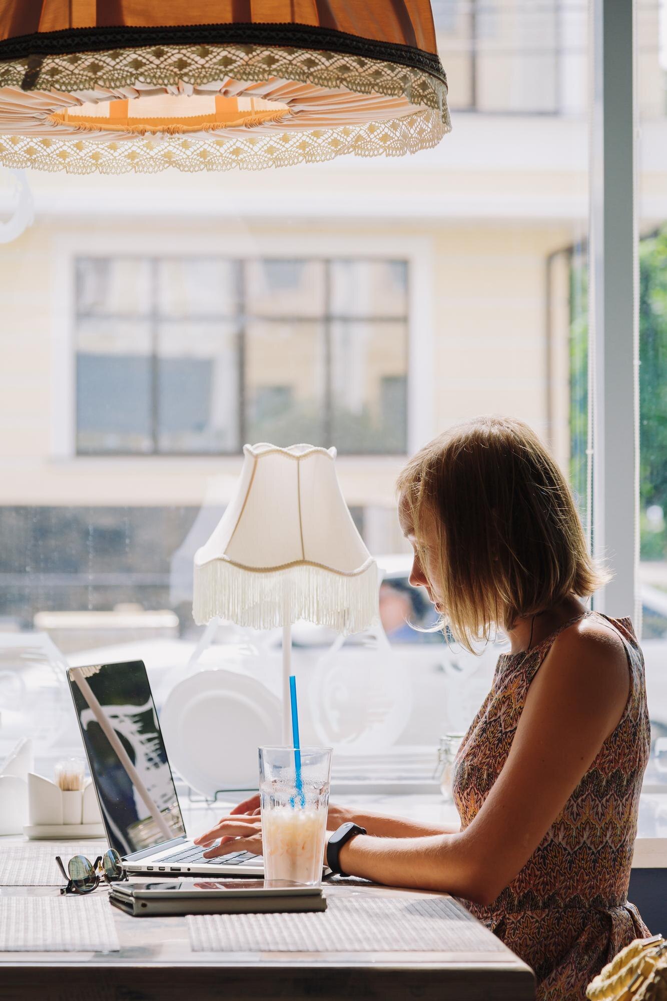 Guía práctica para detectar y tapar fugas de dinero en Airbnb y restaurantes